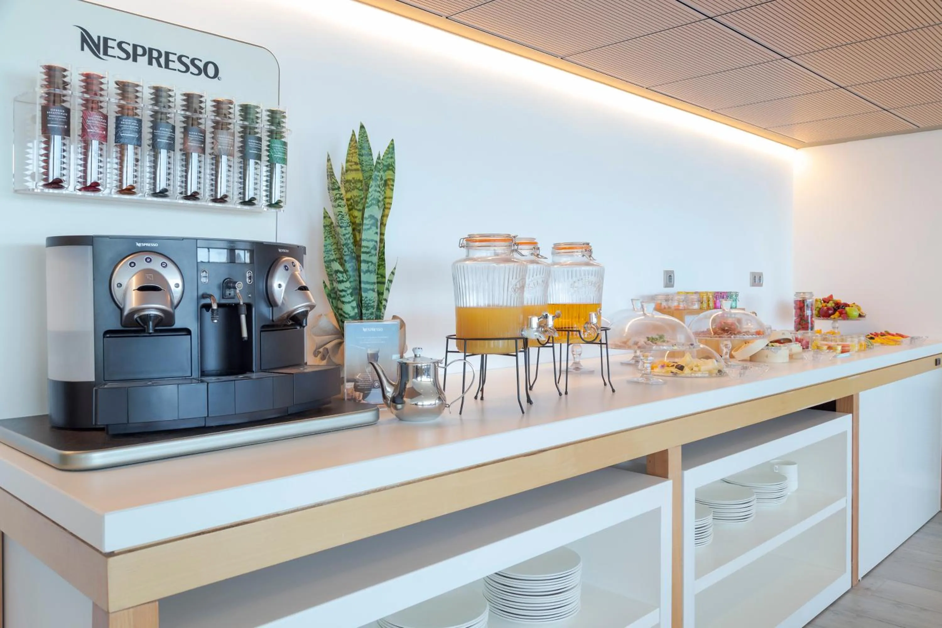 Restaurant/places to eat in Melia Alicante