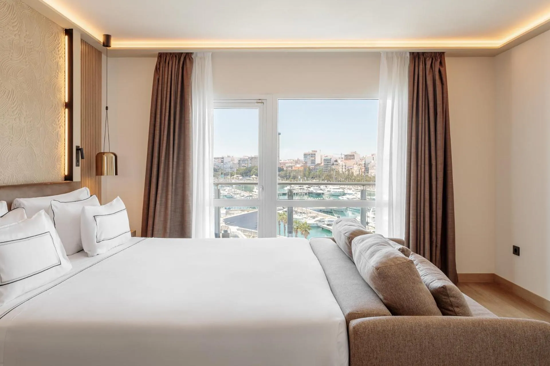 Bed in Melia Alicante