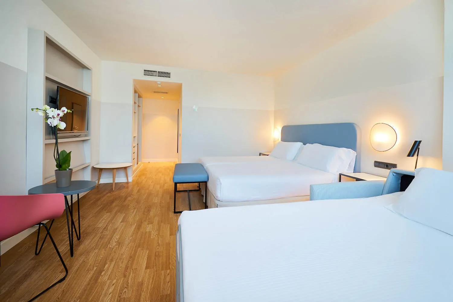 Photo of the whole room, Bed in Eurostars Málaga