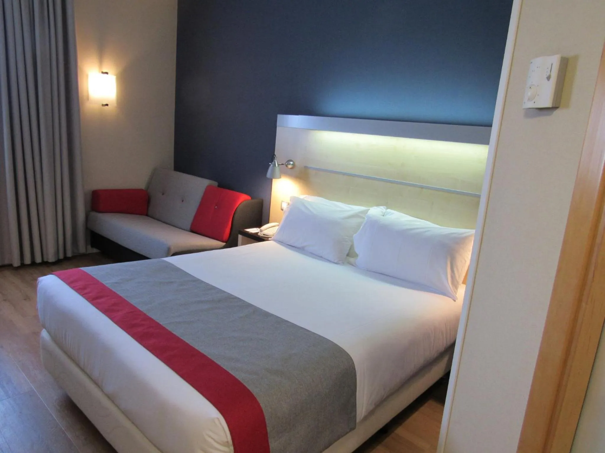 Photo of the whole room, Bed in Hotel Holiday Inn Express Madrid-Rivas by IHG