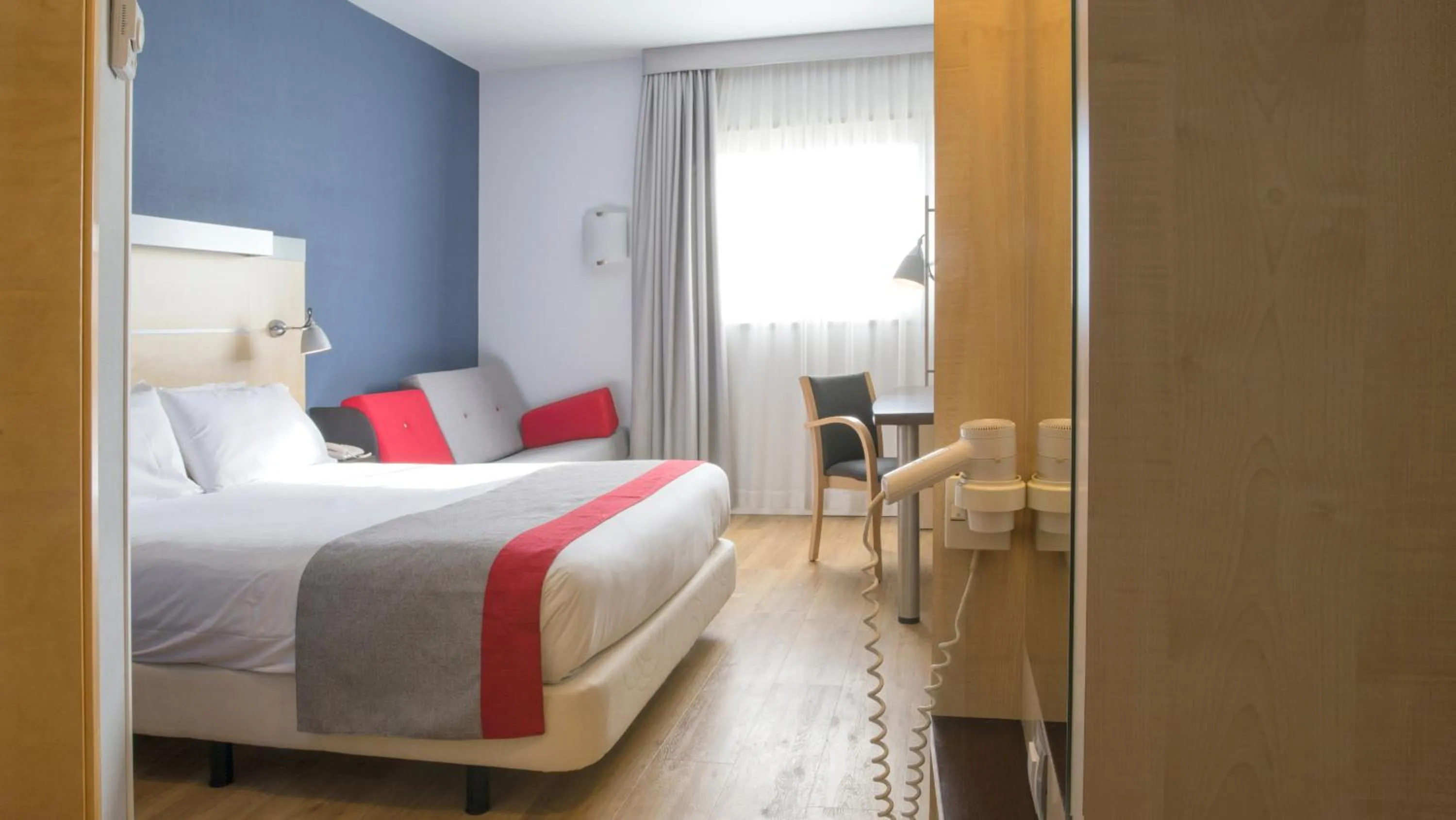 Photo of the whole room, Bed in Hotel Holiday Inn Express Madrid-Rivas by IHG
