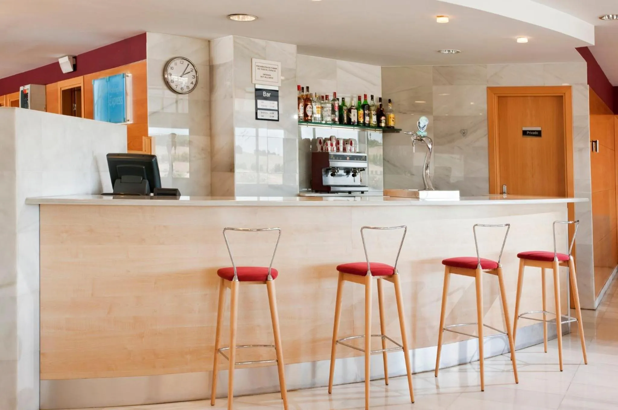 Lounge or bar in Hotel Holiday Inn Express Madrid-Rivas by IHG