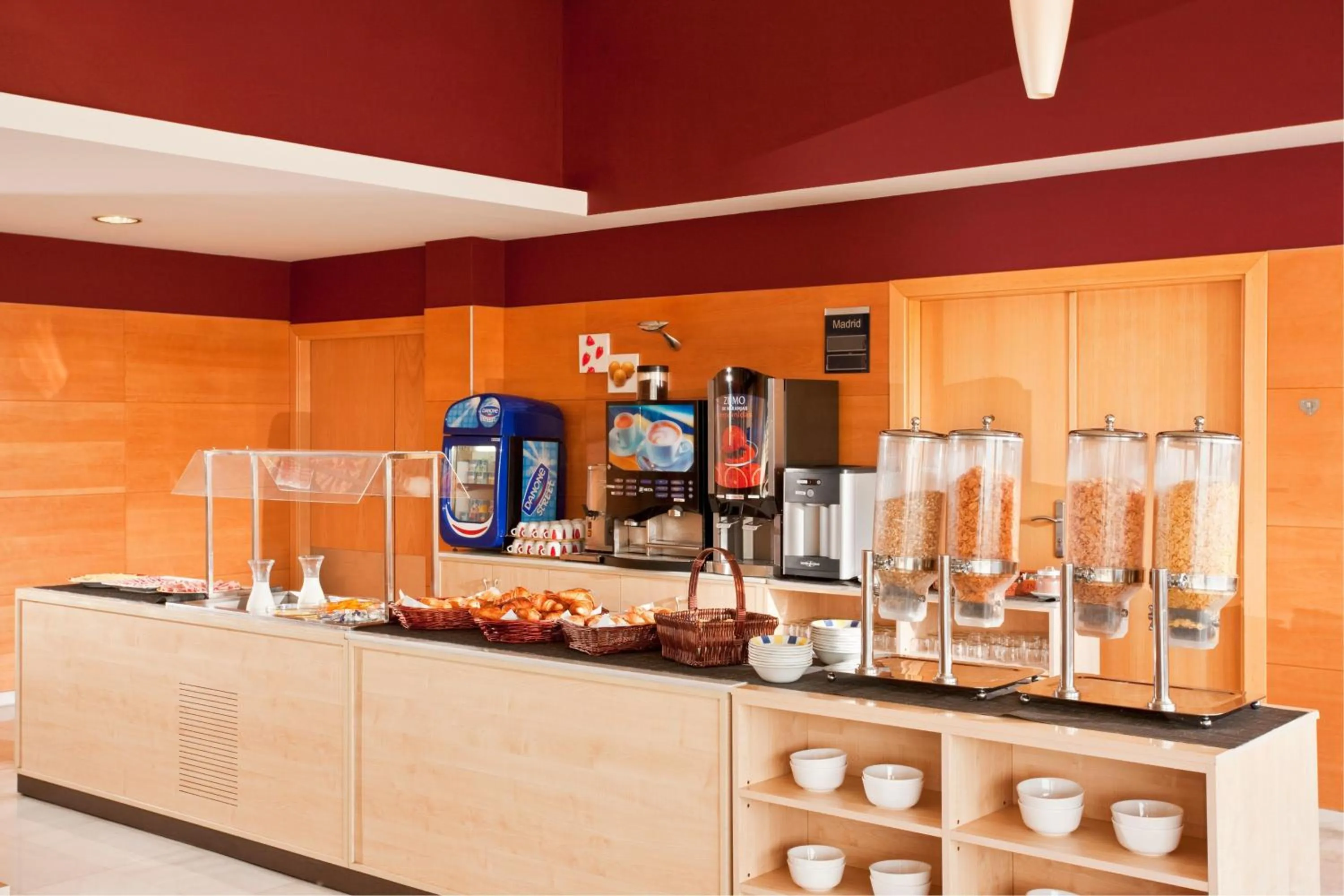 Food and drinks in Hotel Holiday Inn Express Madrid-Rivas by IHG