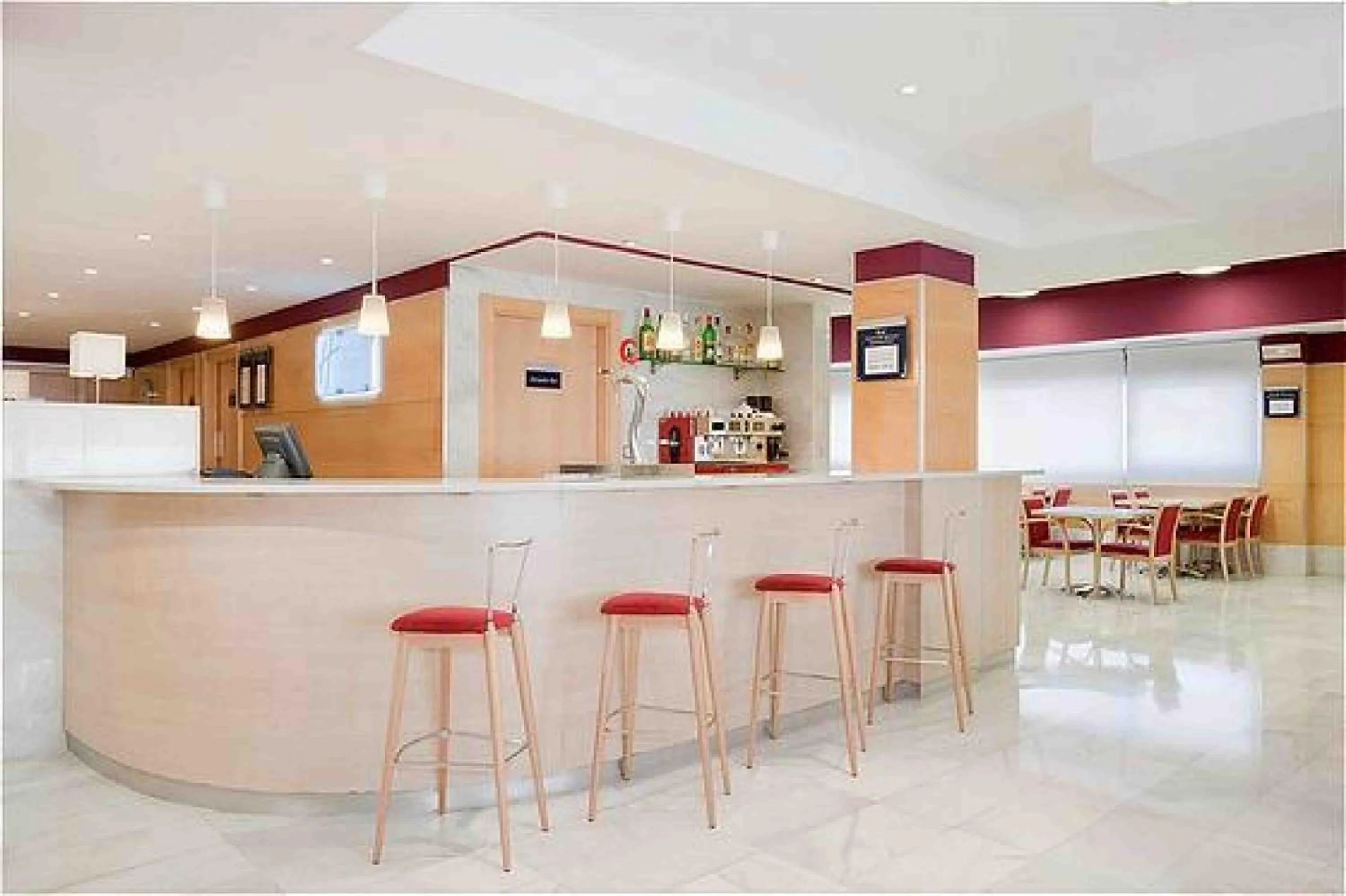 Lounge or bar in Holiday Inn Express Alcobendas by IHG