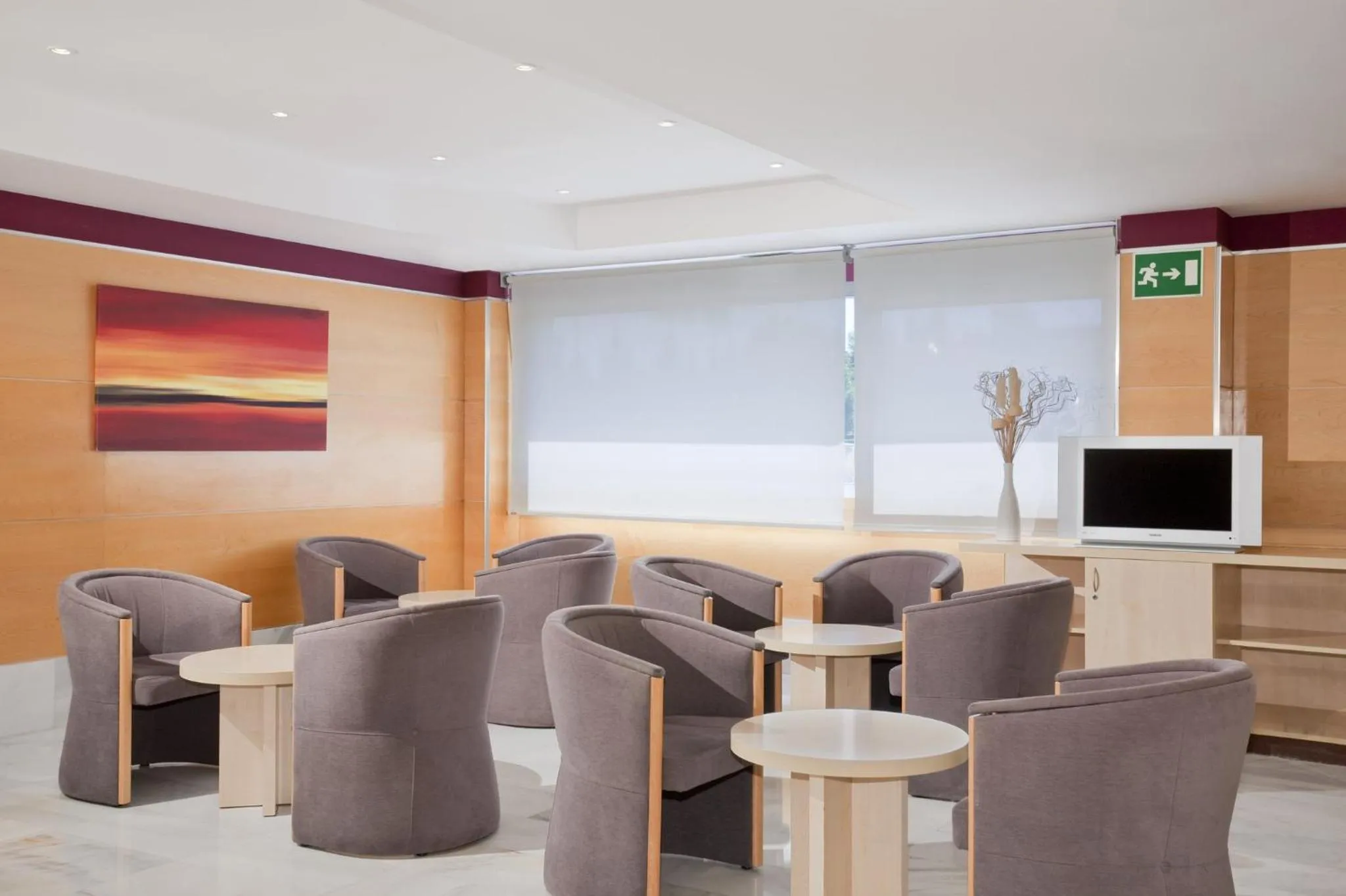Lounge or bar in Holiday Inn Express Alcobendas by IHG