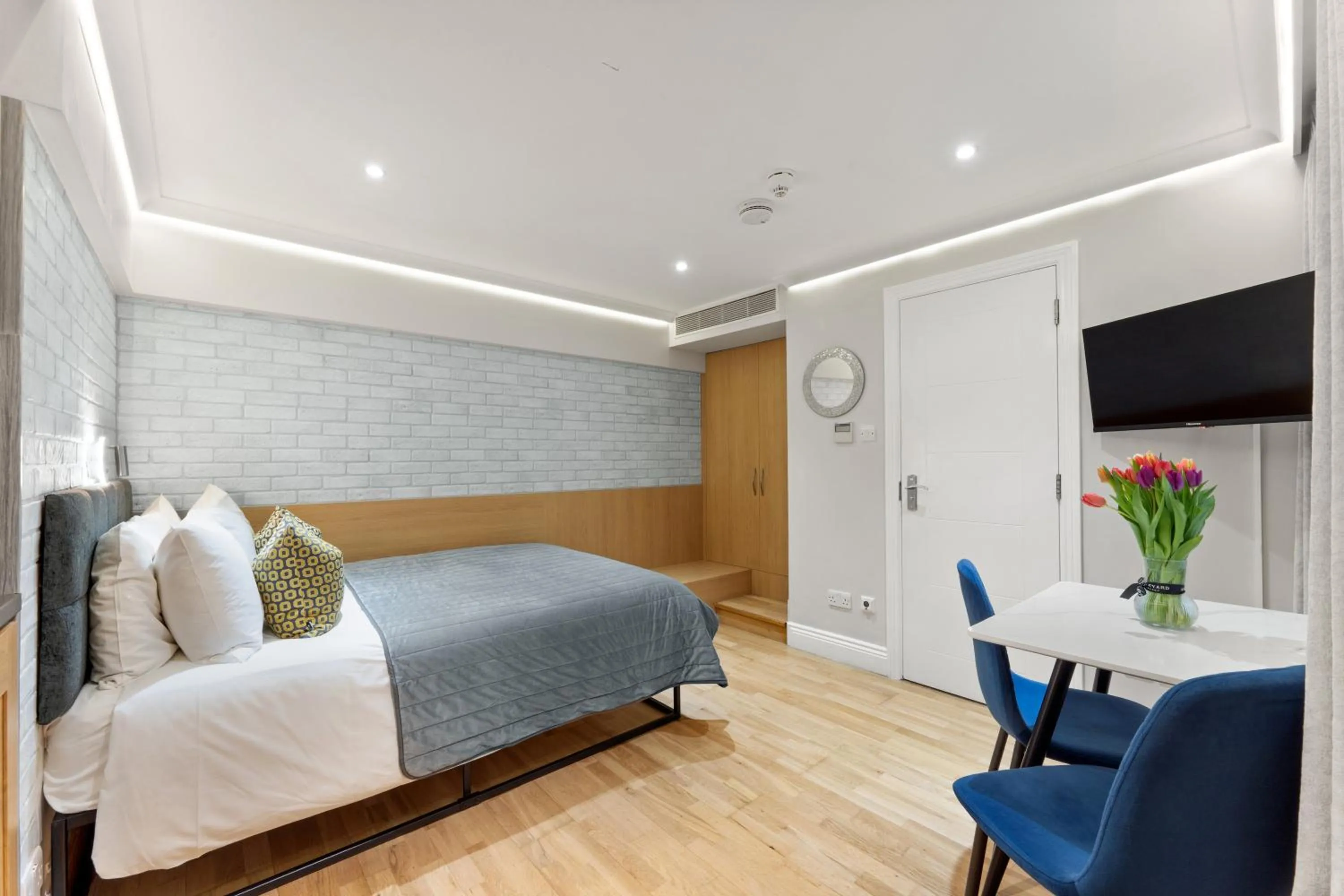 Photo of the whole room, Bed in Cleveland Residences Russell Square