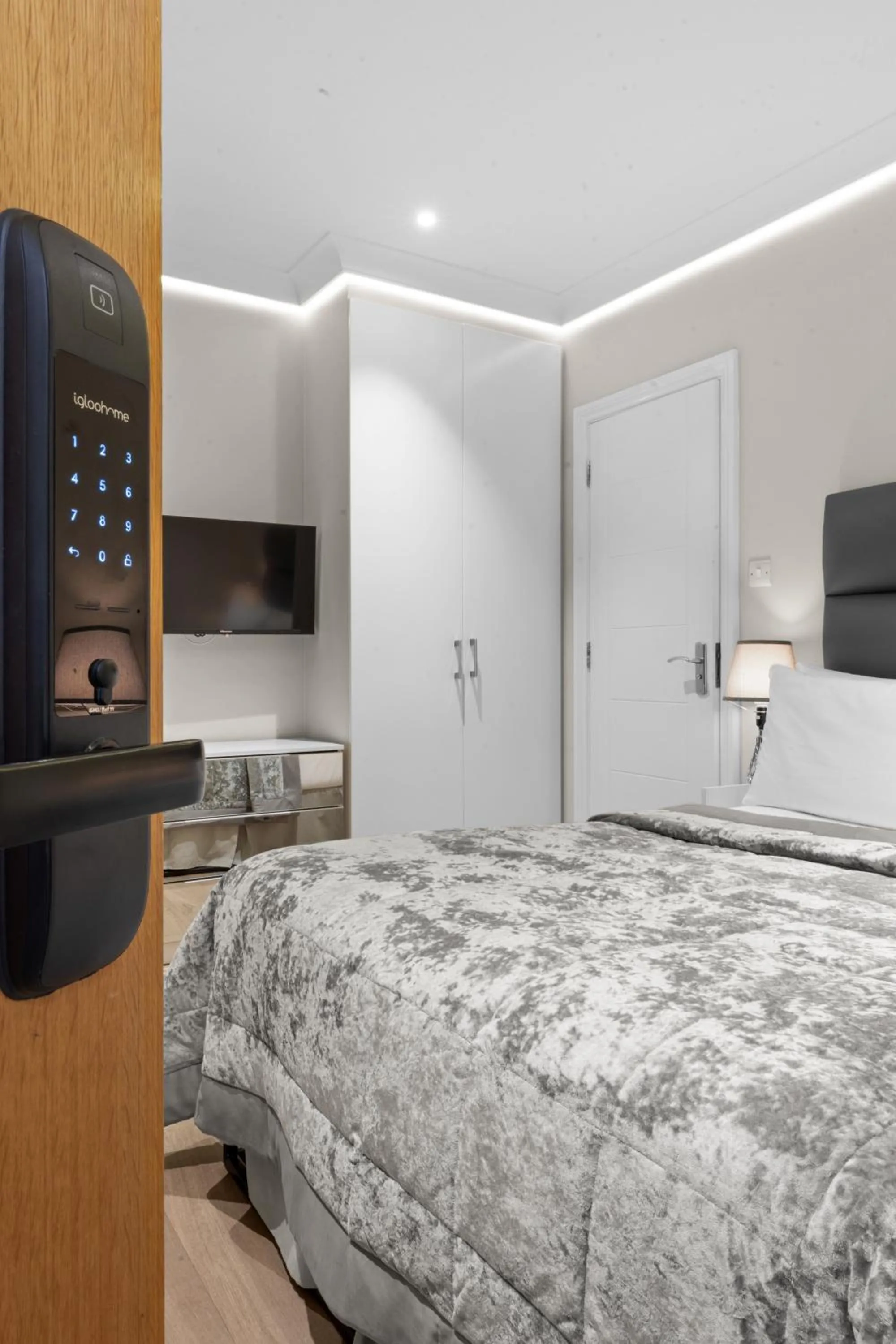 TV and multimedia, Bed in Cleveland Residences Russell Square