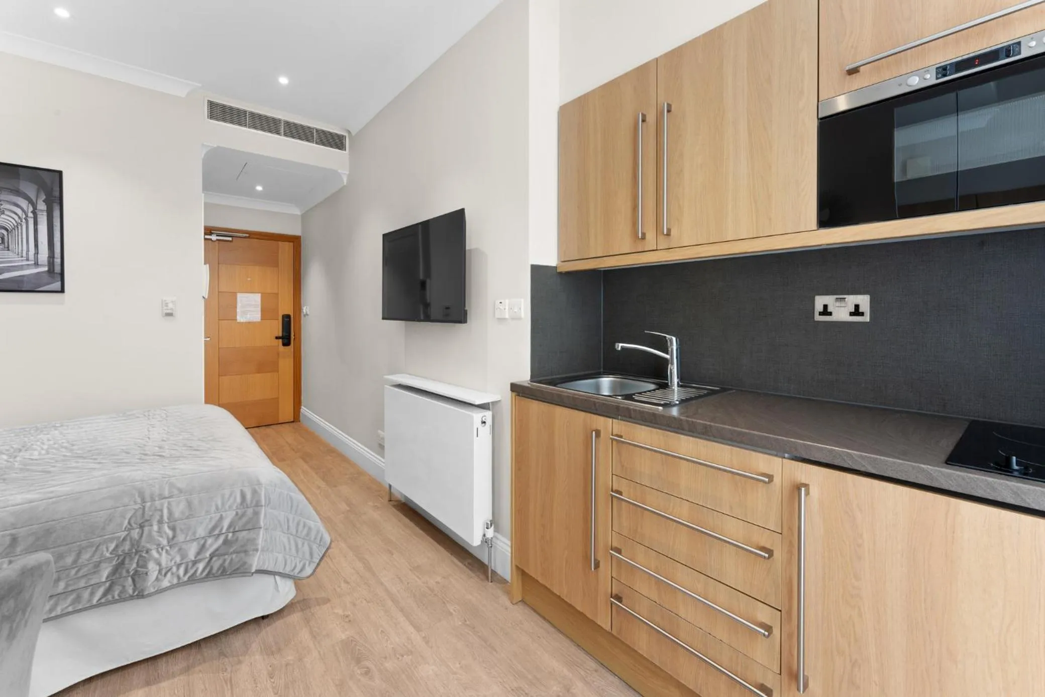 Kitchen or kitchenette, Bed in Cleveland Residences Russell Square