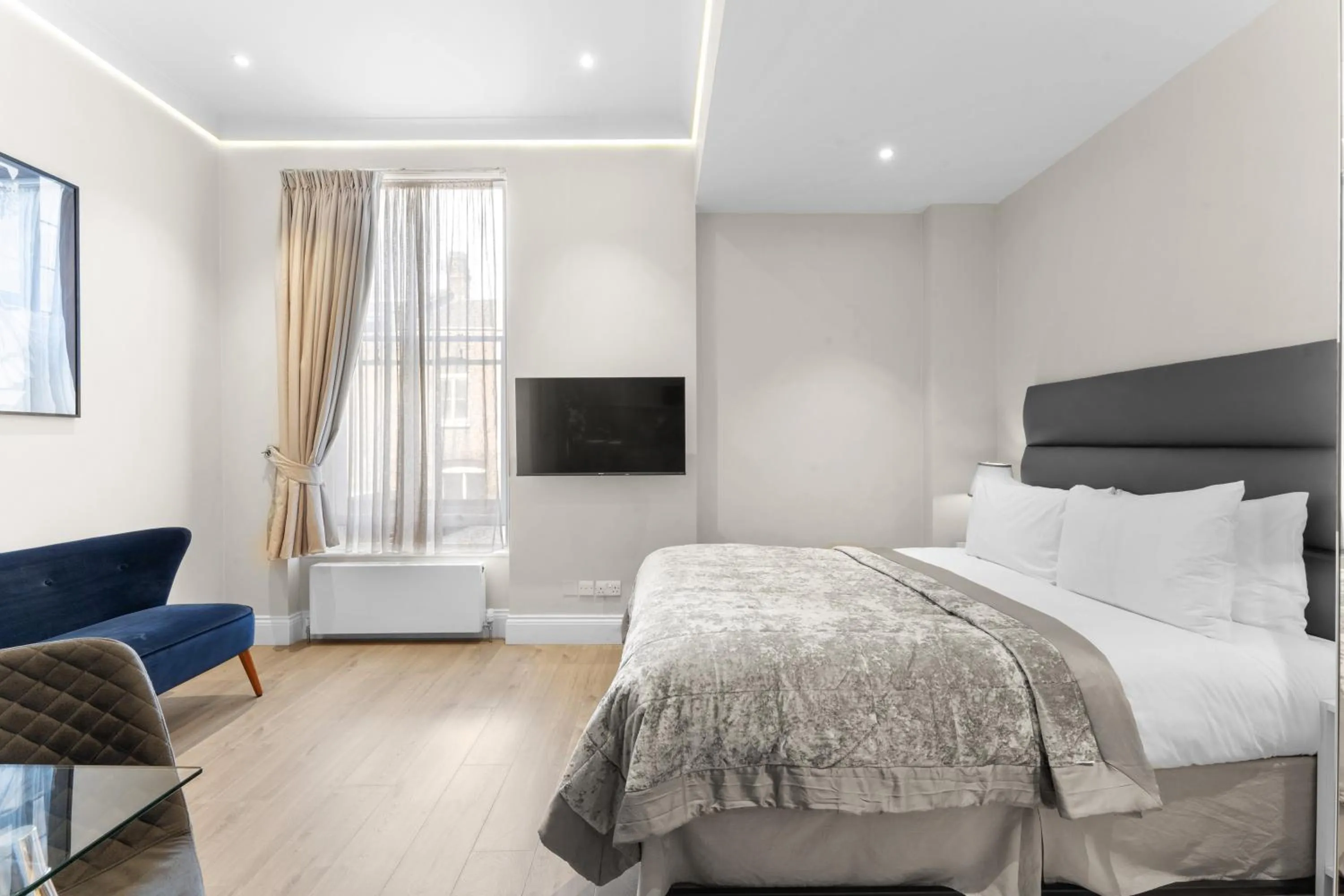 Living room, Bed in Cleveland Residences Russell Square