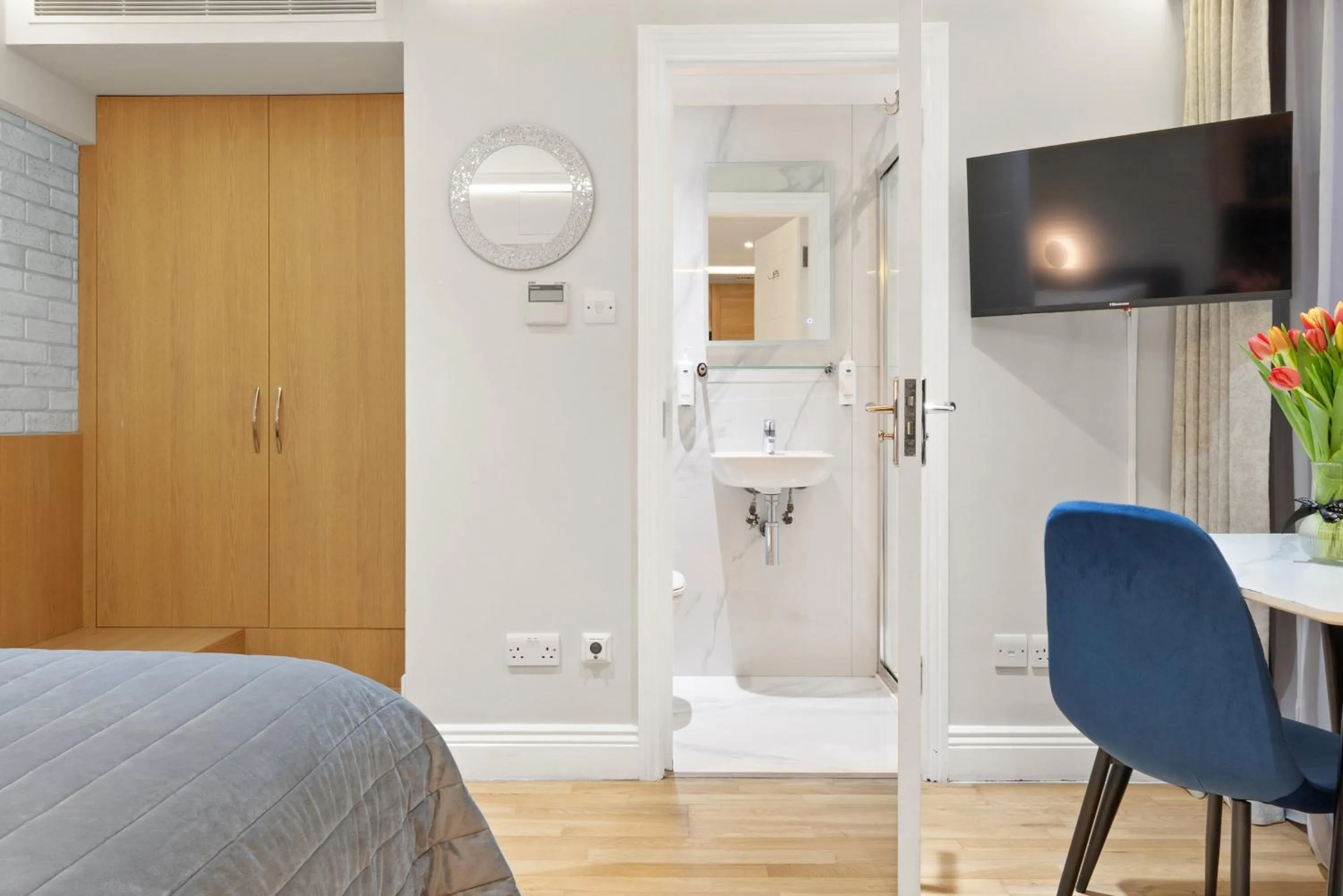 Photo of the whole room, Bed in Cleveland Residences Russell Square