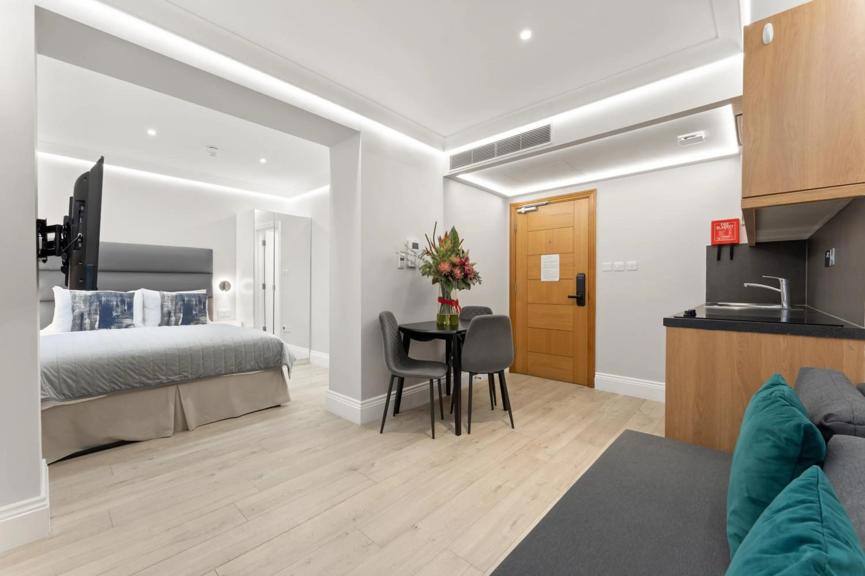 Photo of the whole room, Bed in Cleveland Residences Russell Square