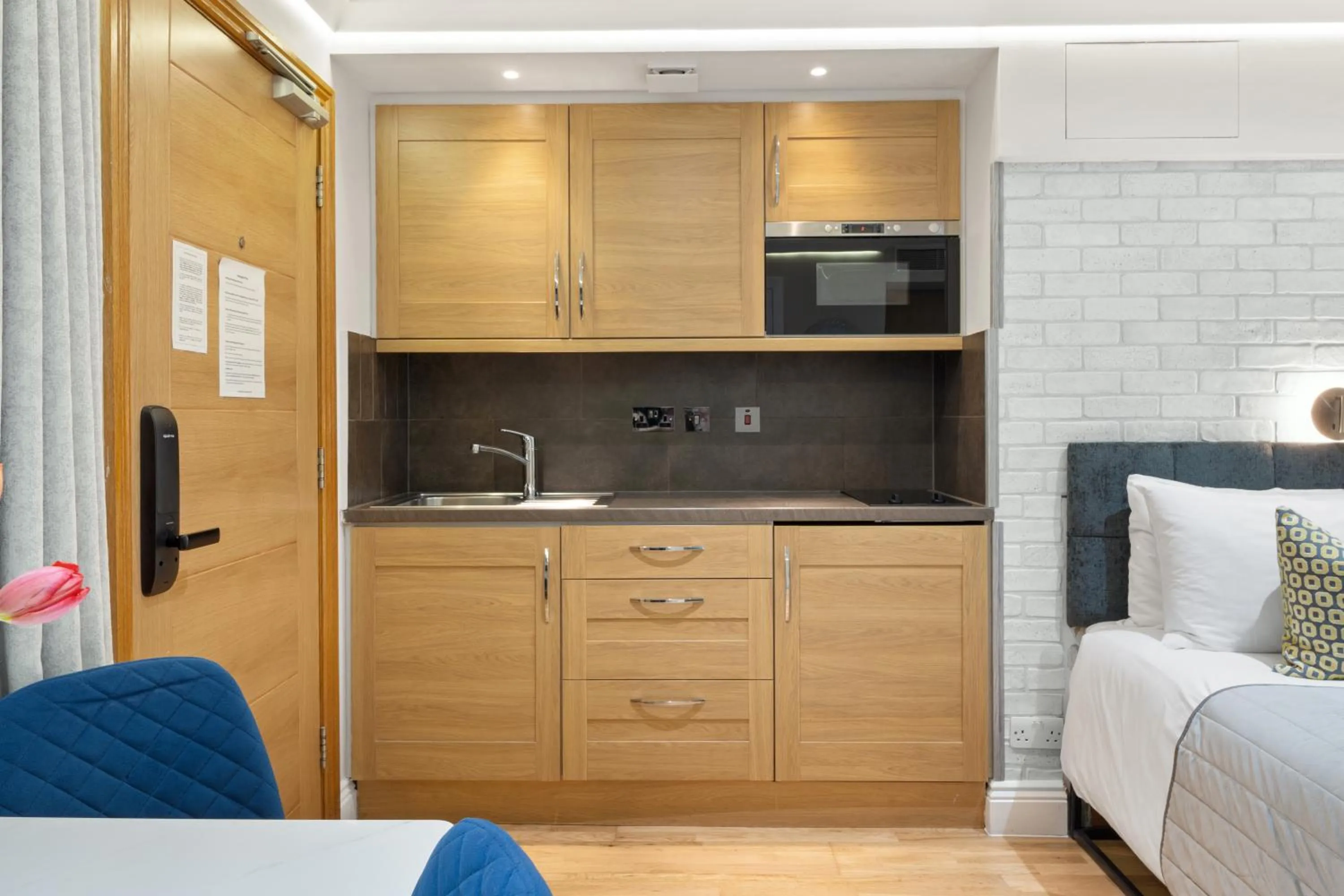Kitchen or kitchenette, Bed in Cleveland Residences Russell Square
