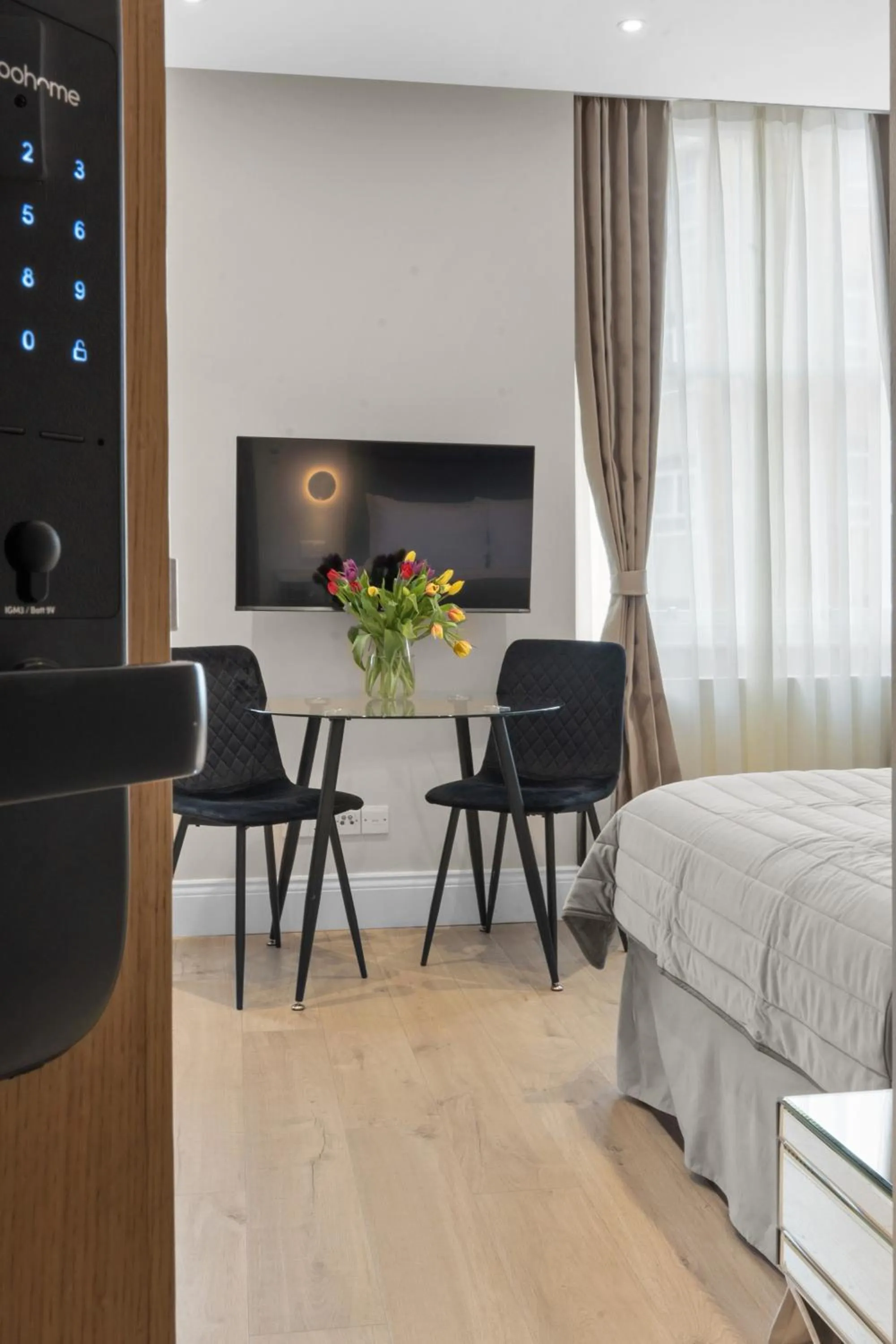 TV and multimedia, Bed in Cleveland Residences Russell Square