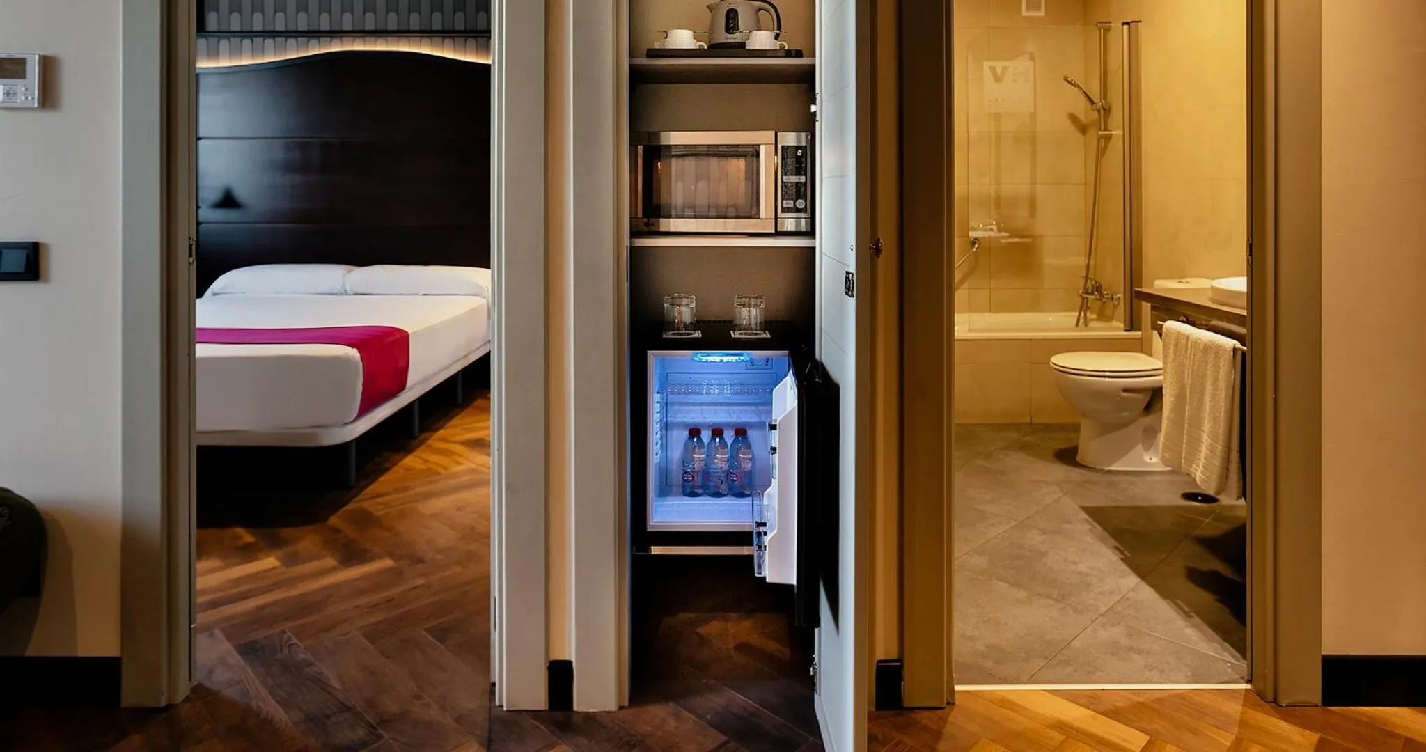 microwave, Bed in Vértice Sevilla Aljarafe