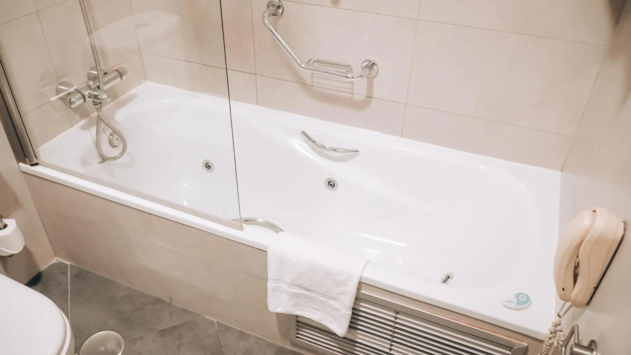 Bathroom in Vértice Sevilla Aljarafe