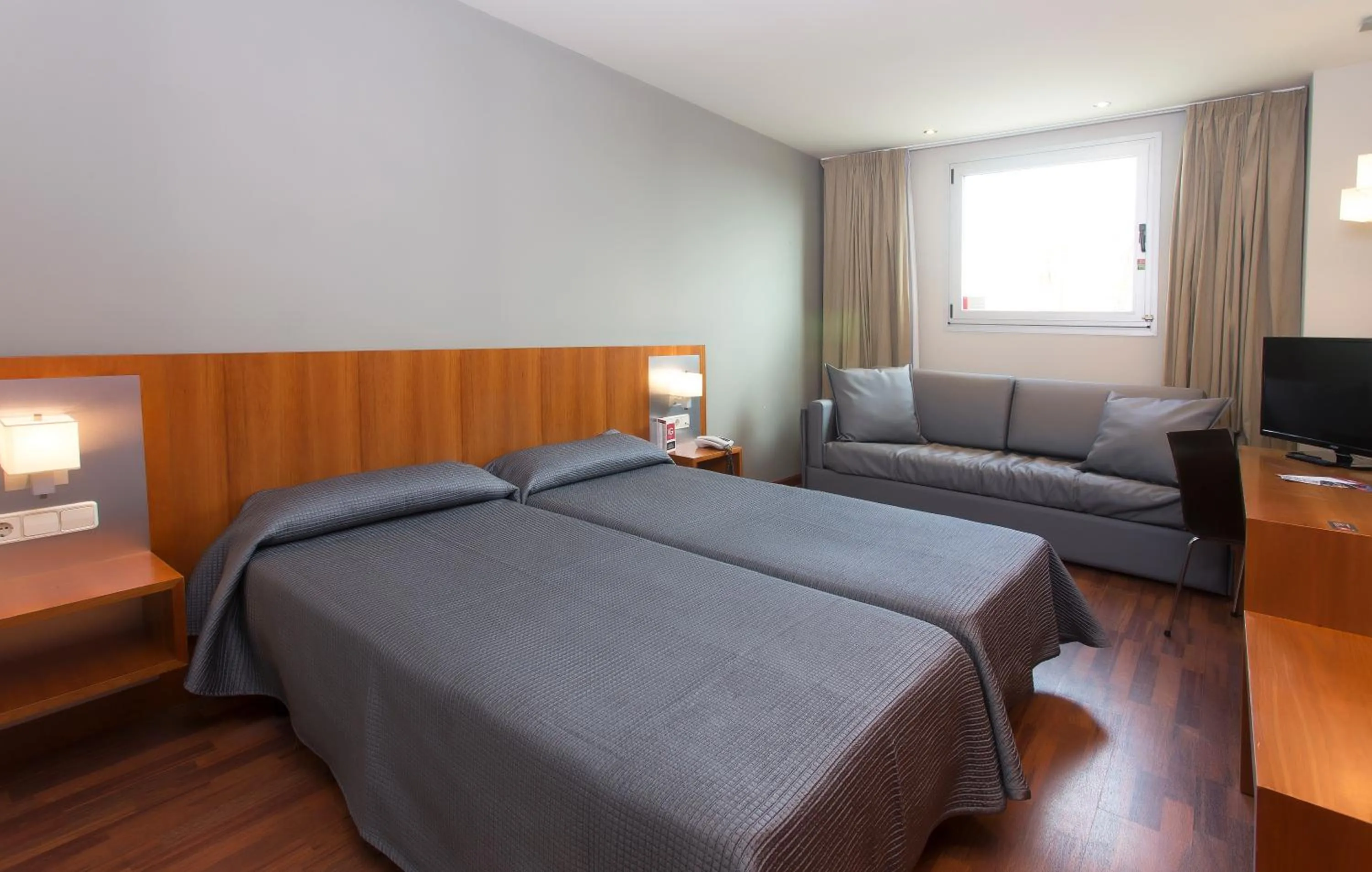 TV and multimedia, Bed in Hotel AG Express Elche