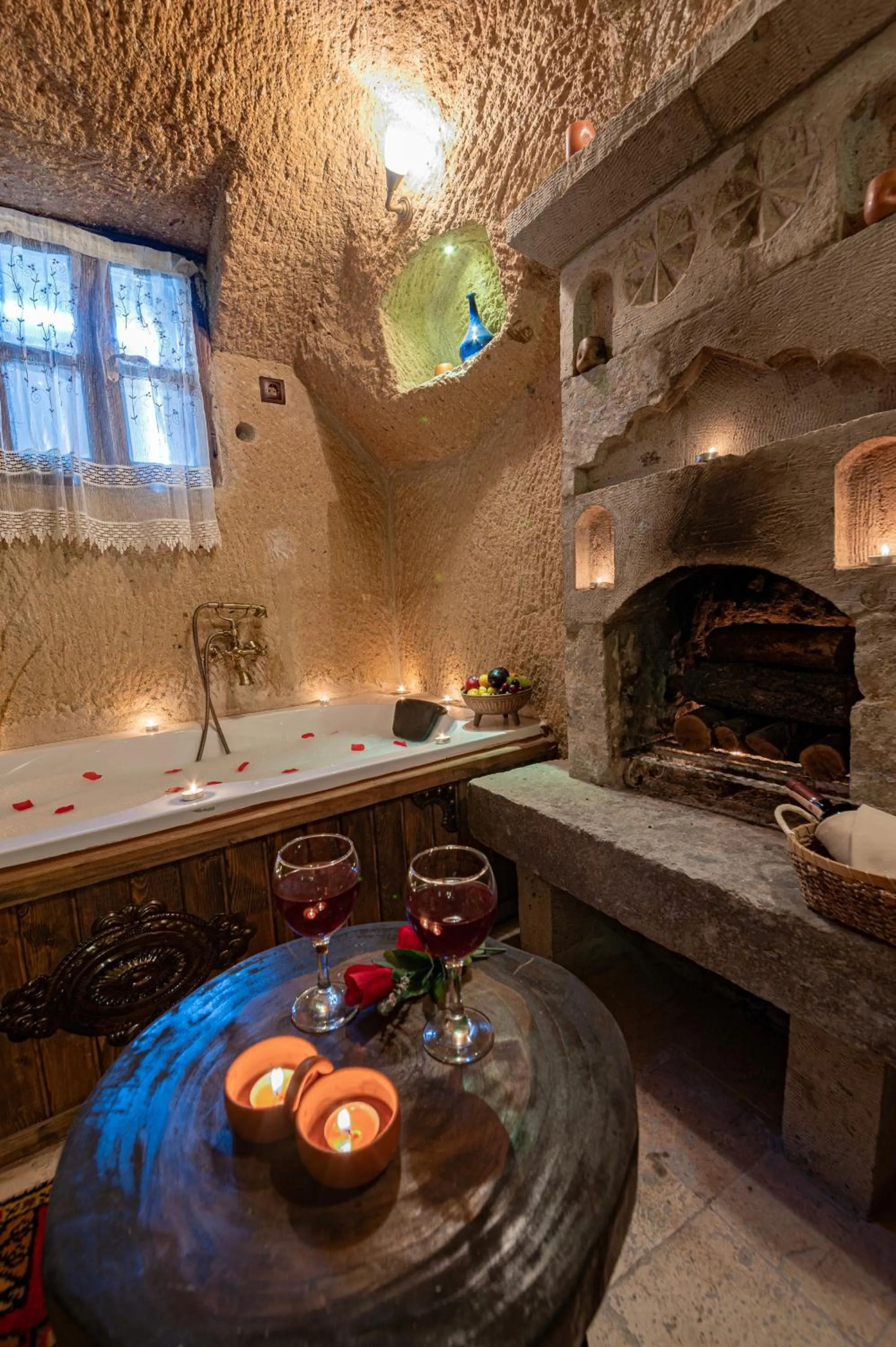 Hot Tub in Shiraz Cave Cappadocia