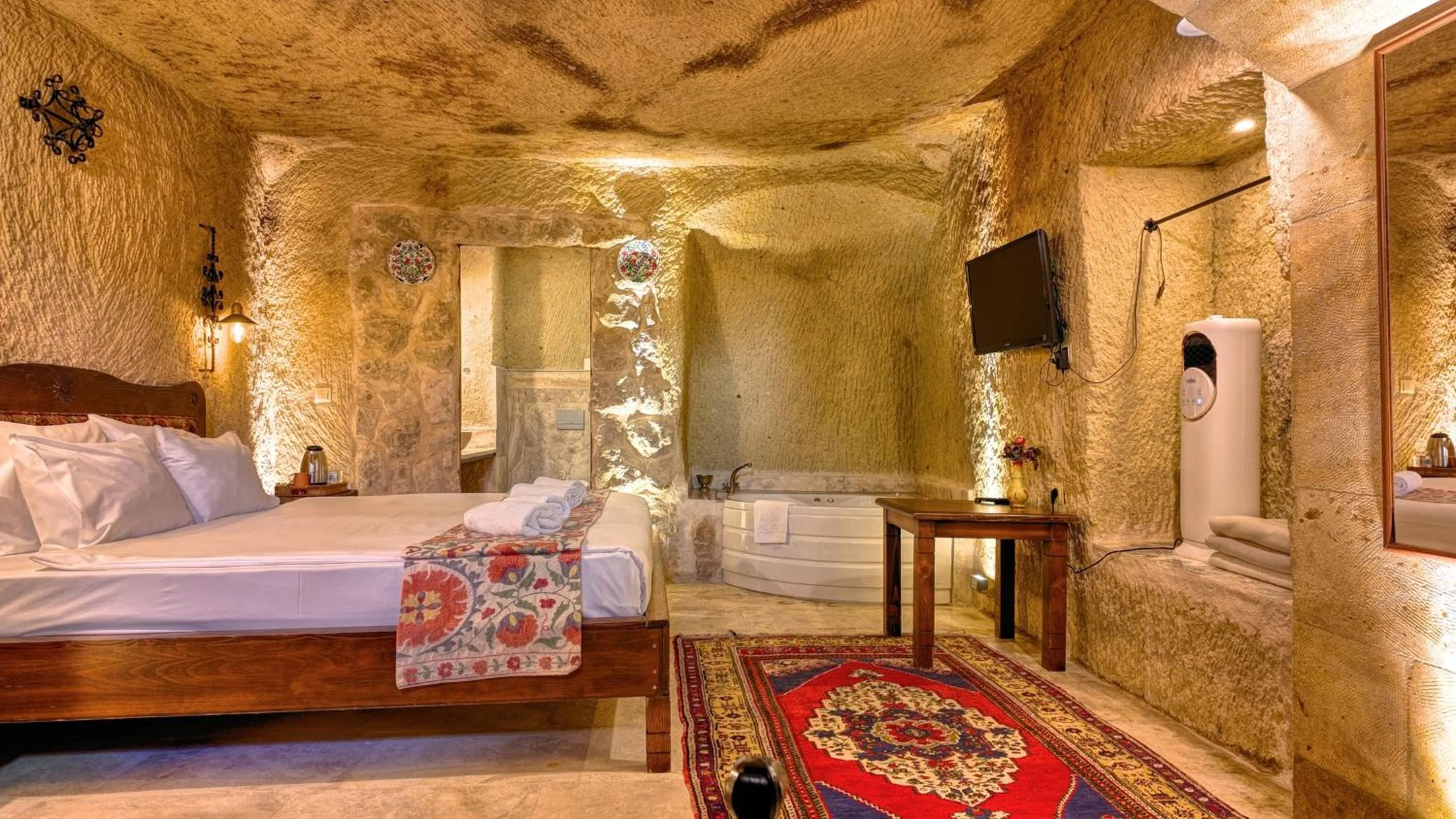 Hot Tub, Bed in Shiraz Cave Cappadocia