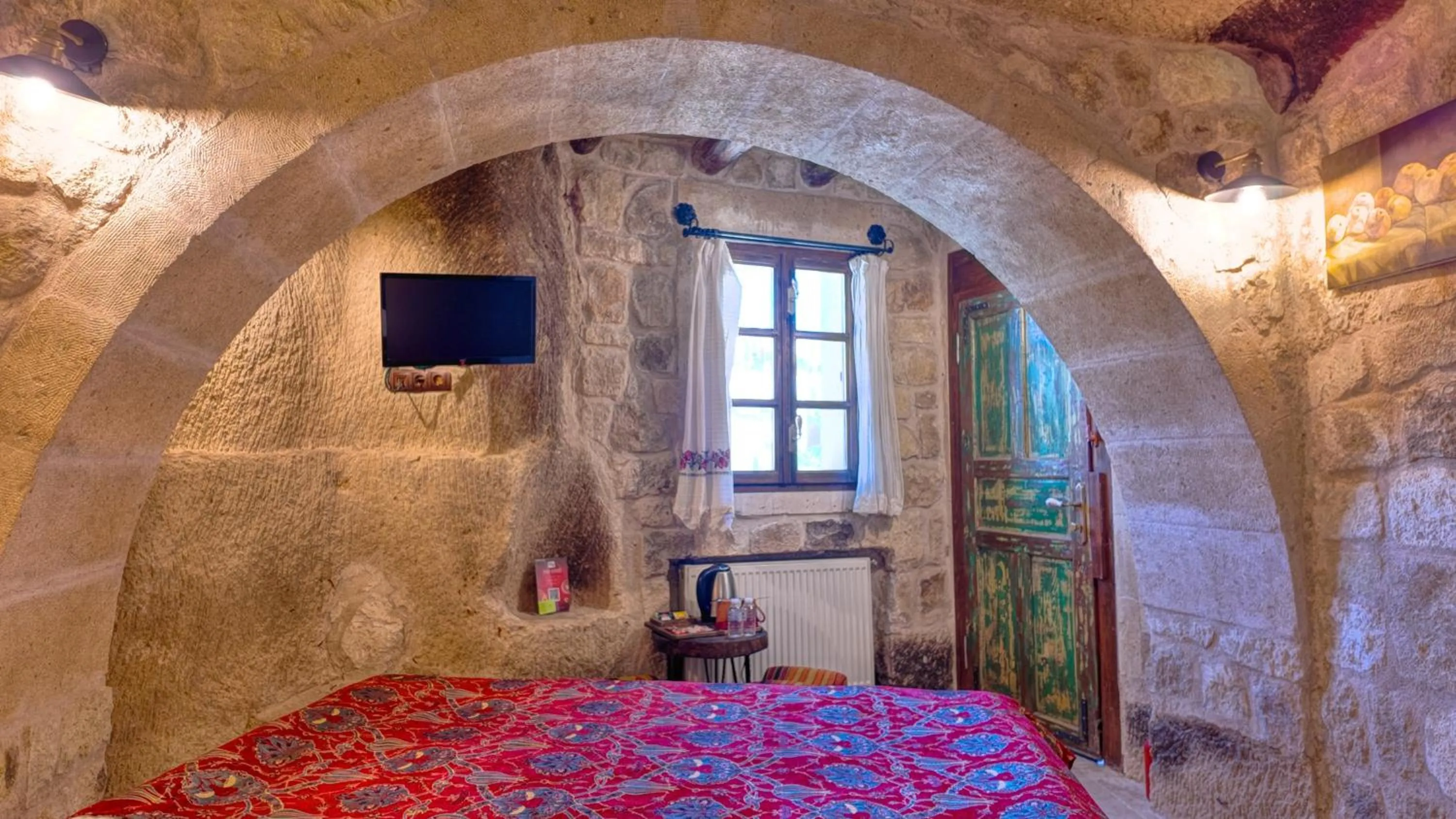 TV and multimedia, Bed in Shiraz Cave Cappadocia