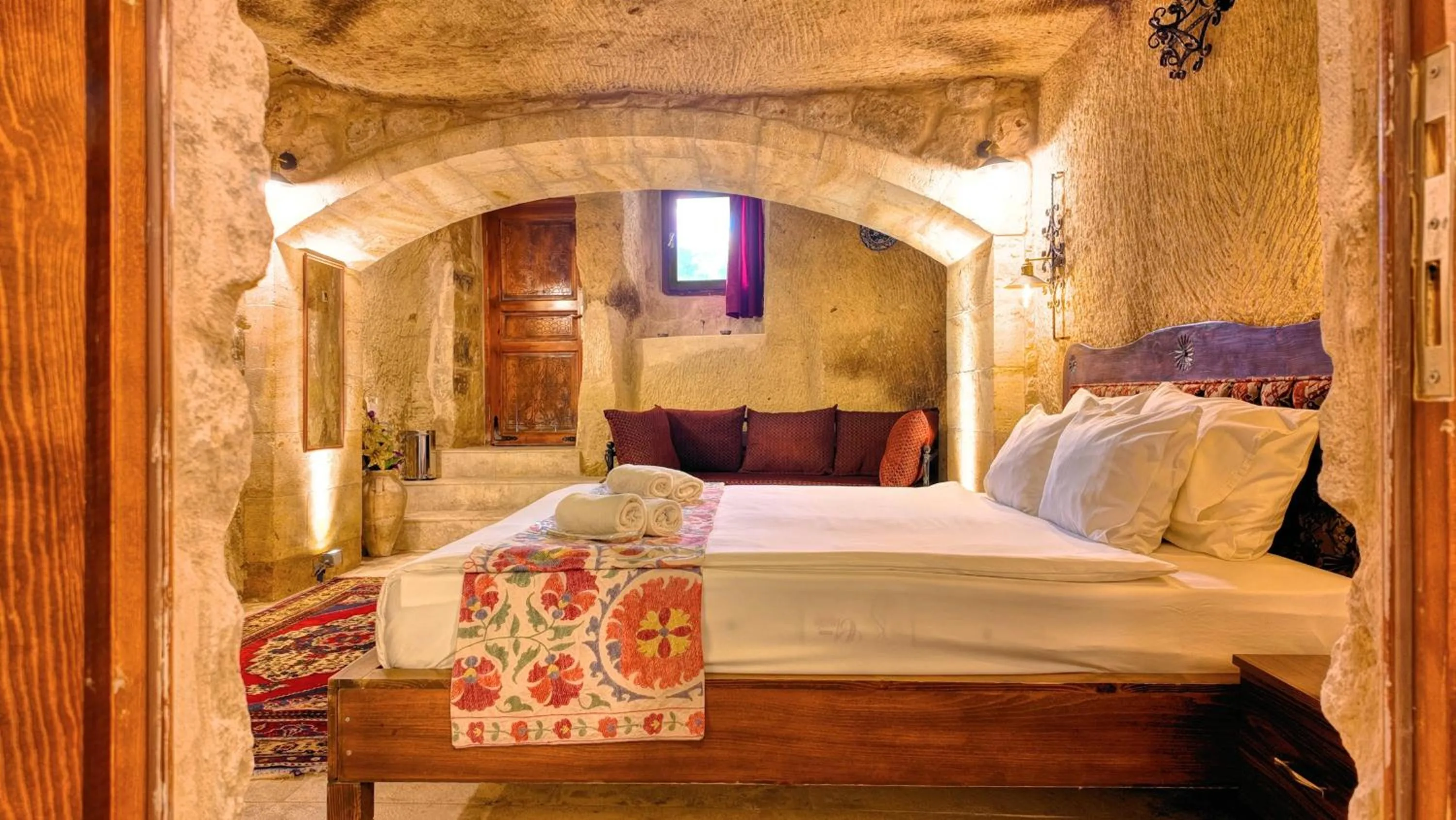 Photo of the whole room, Bed in Shiraz Cave Cappadocia