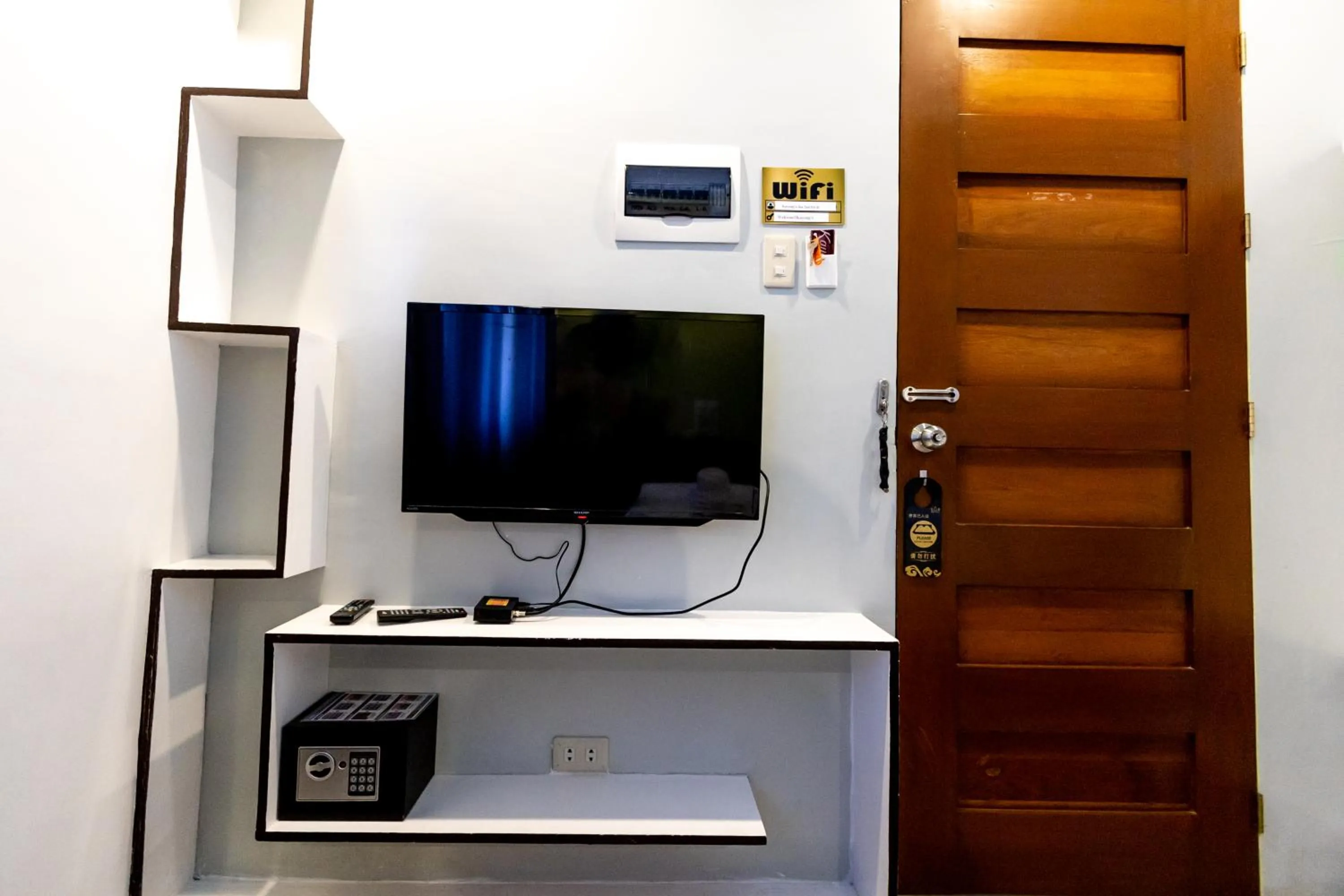 TV and multimedia in Kayong's Inn