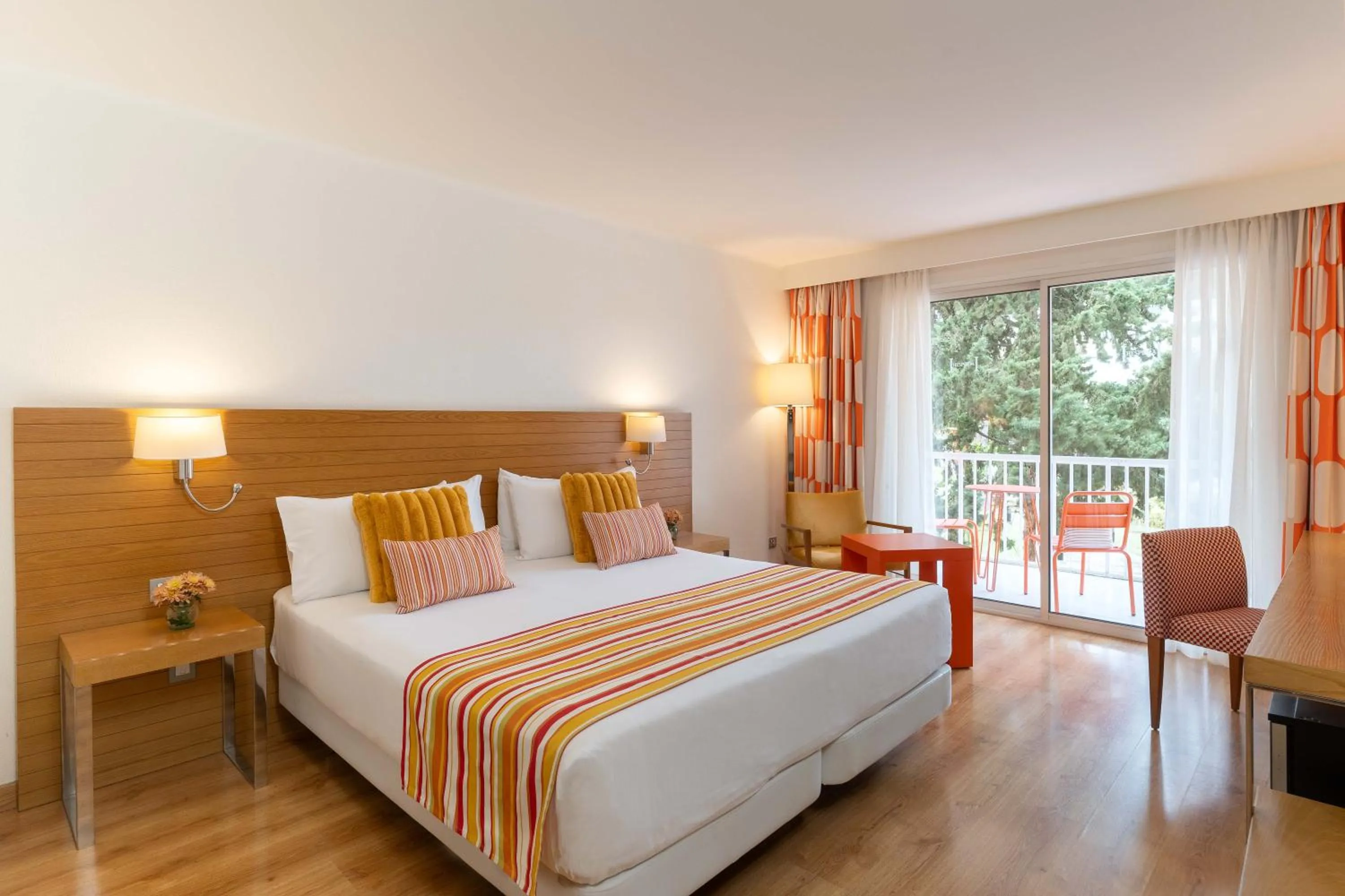 Photo of the whole room, Bed in Hesperia Mallorca