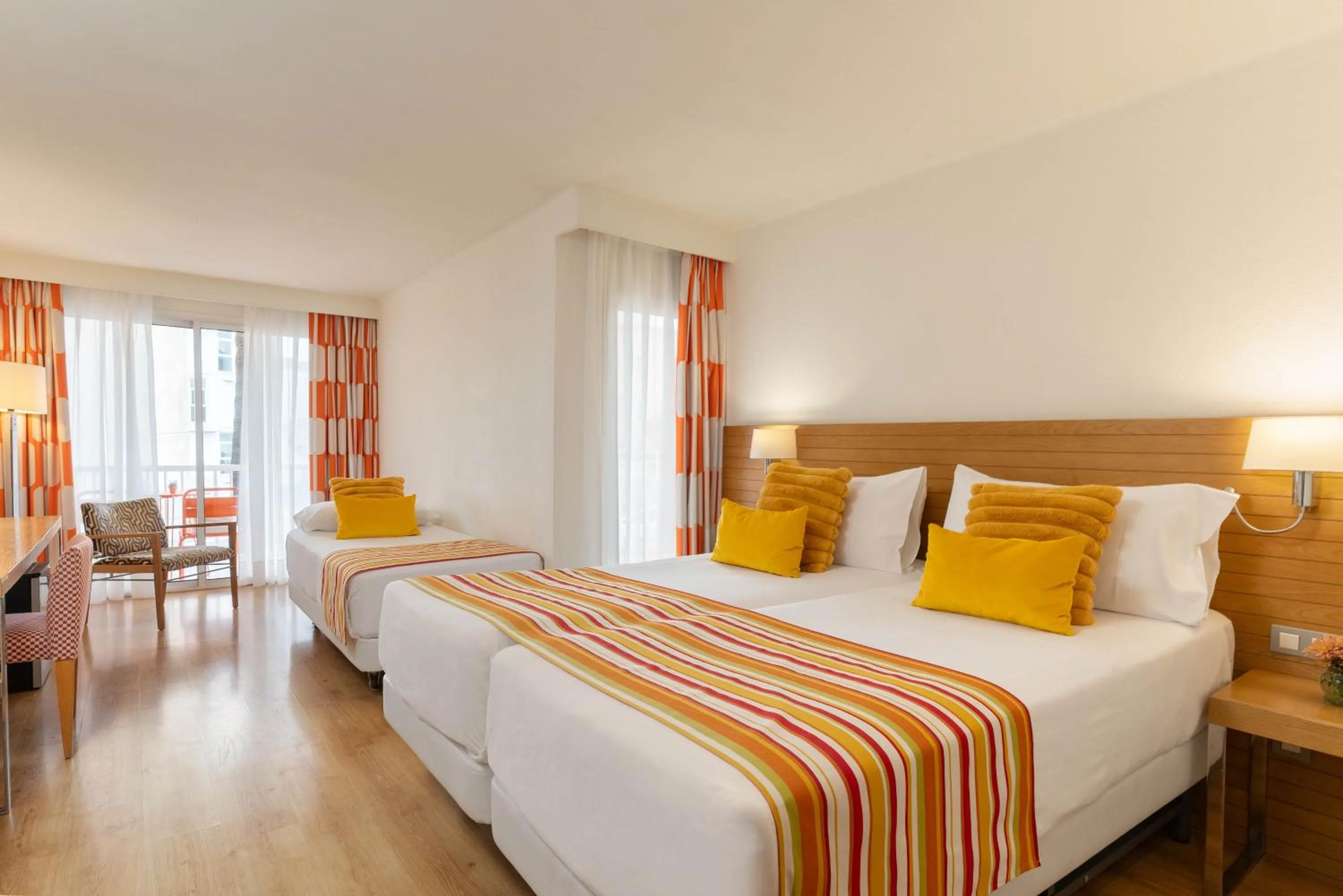 Photo of the whole room, Bed in Hesperia Mallorca