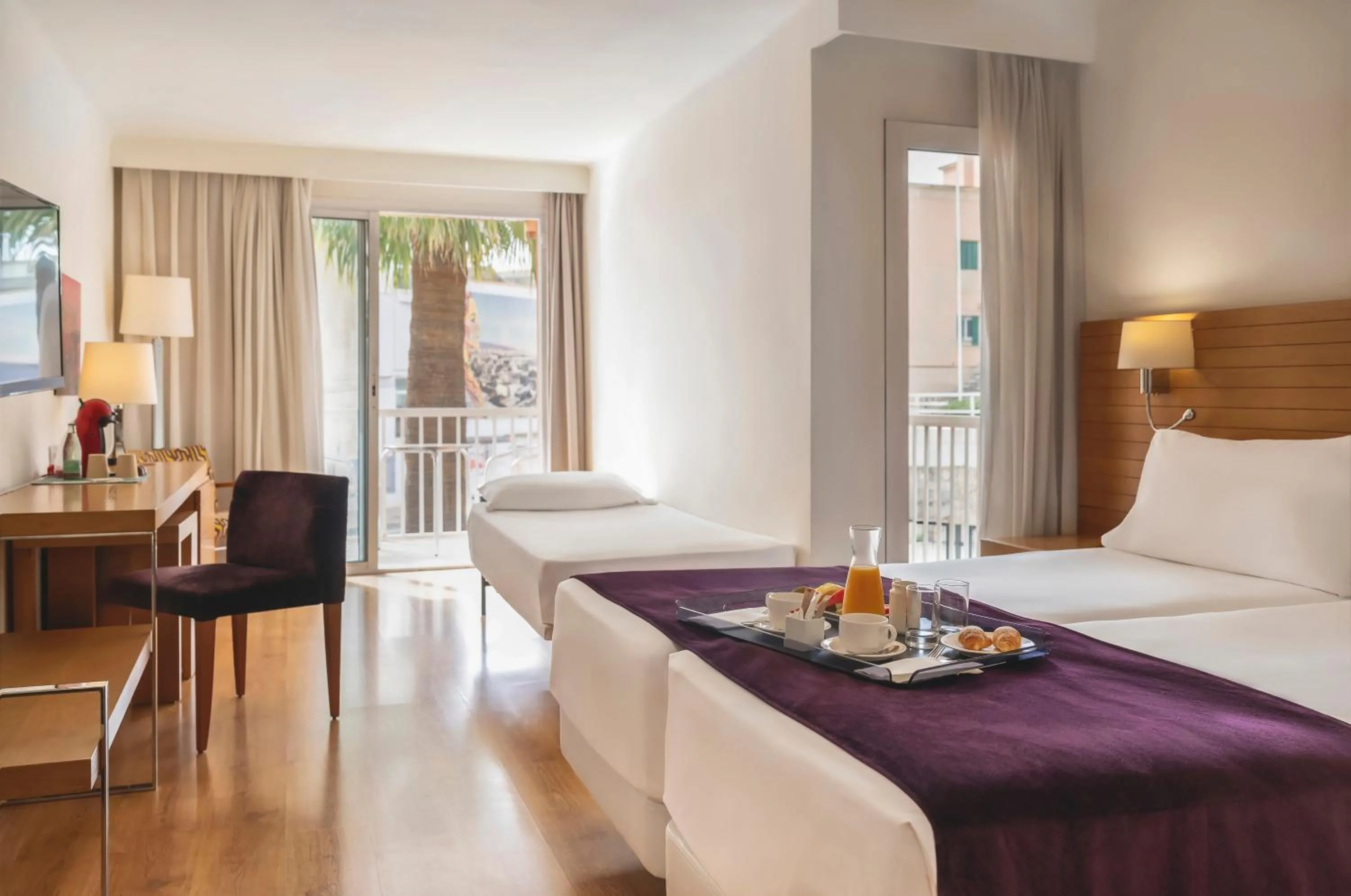 Bedroom, Bed in Hesperia Mallorca