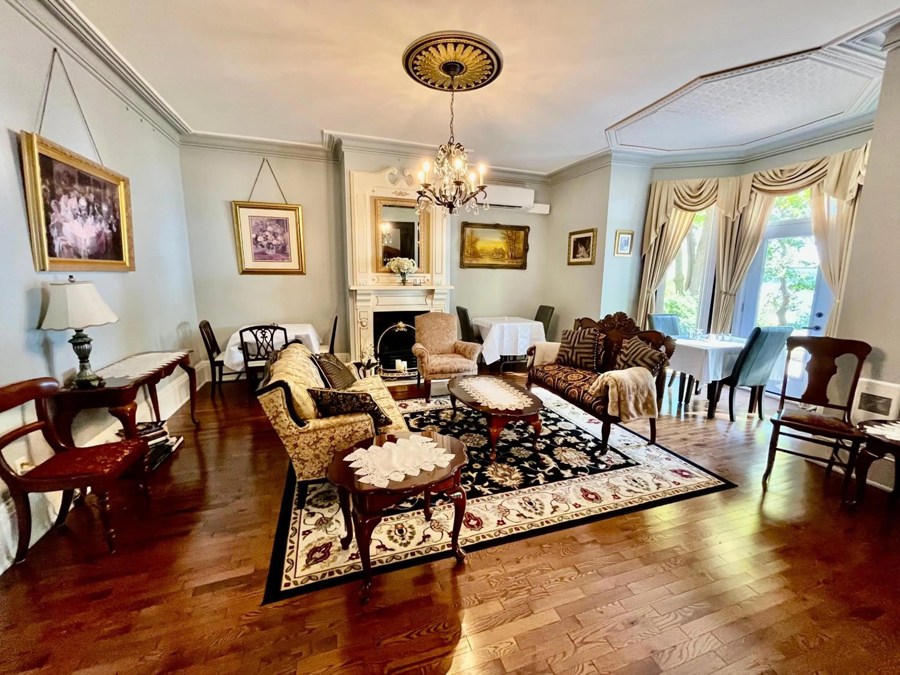 Living room in Belle View Manor Inn