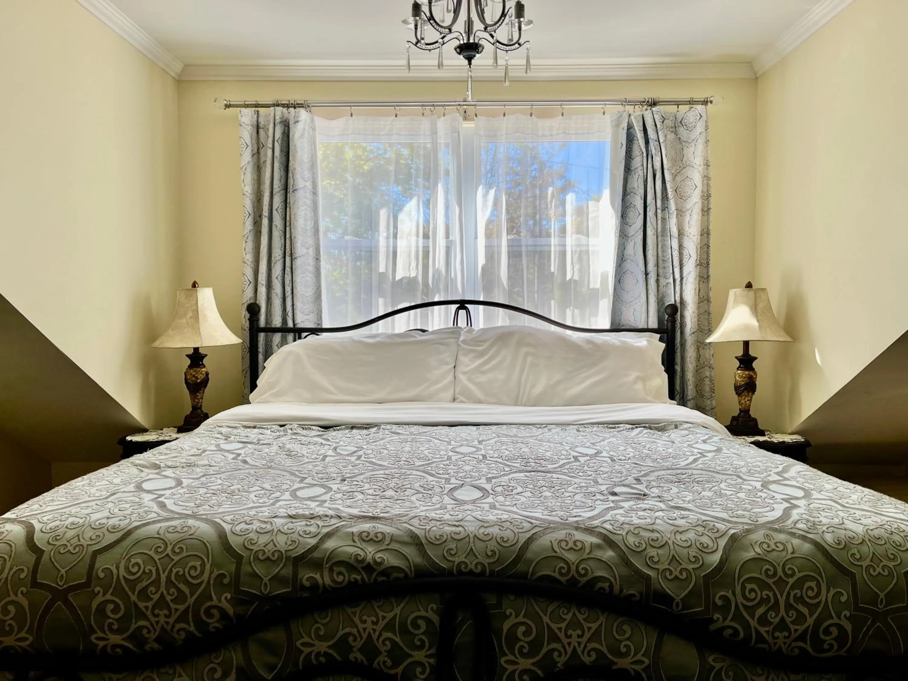 Bed in Belle View Manor Inn