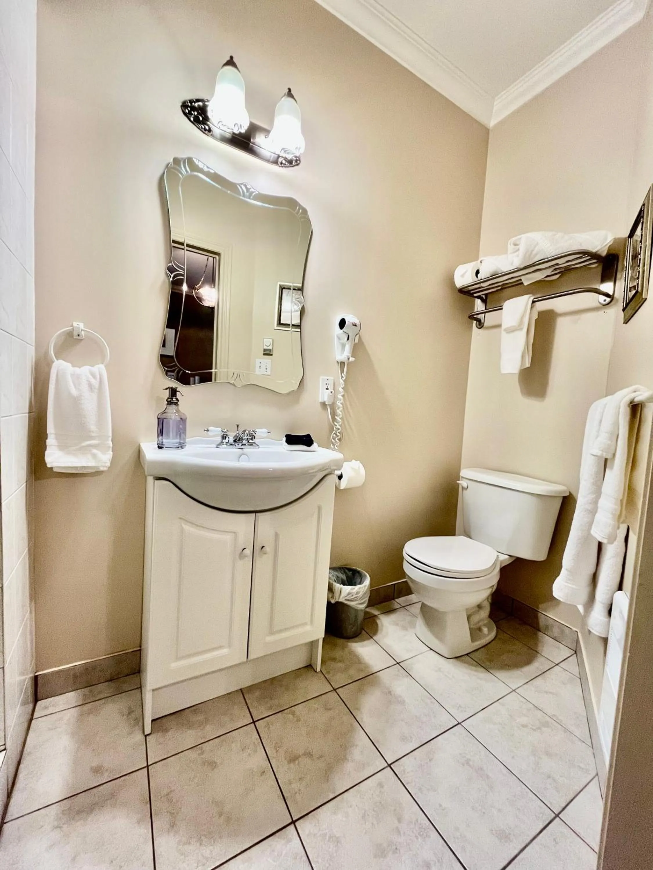 Bathroom in Belle View Manor Inn