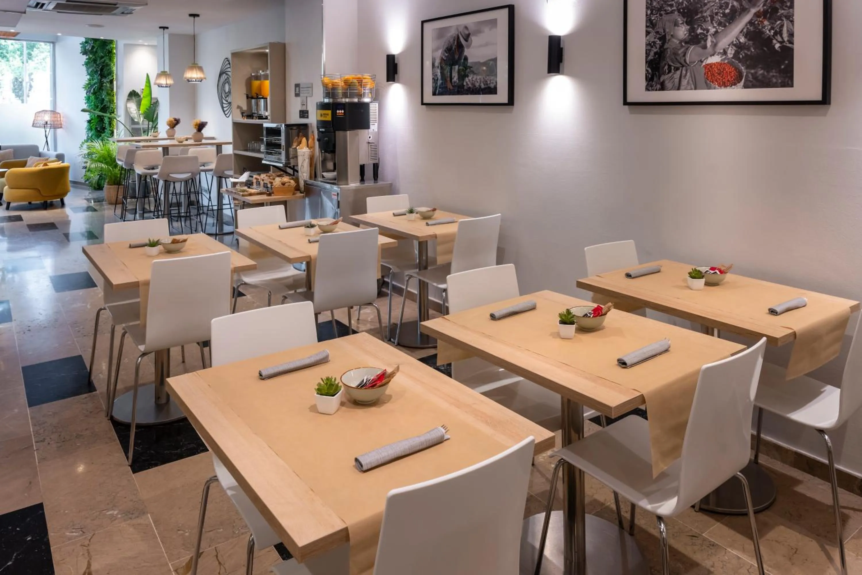 Restaurant/places to eat in Hotel SERHS Del Port