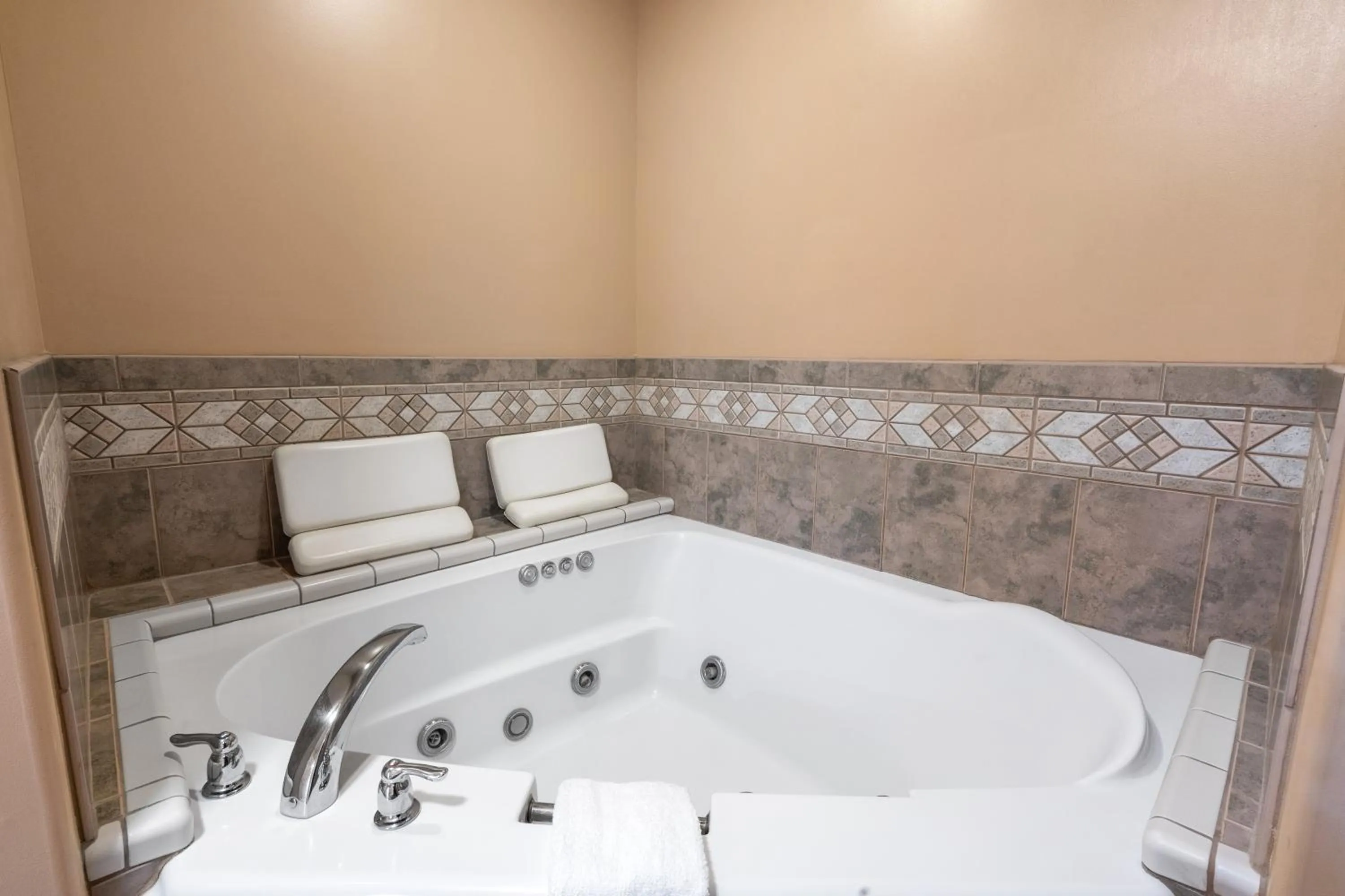 Hot Tub in Mule Deer Cabin