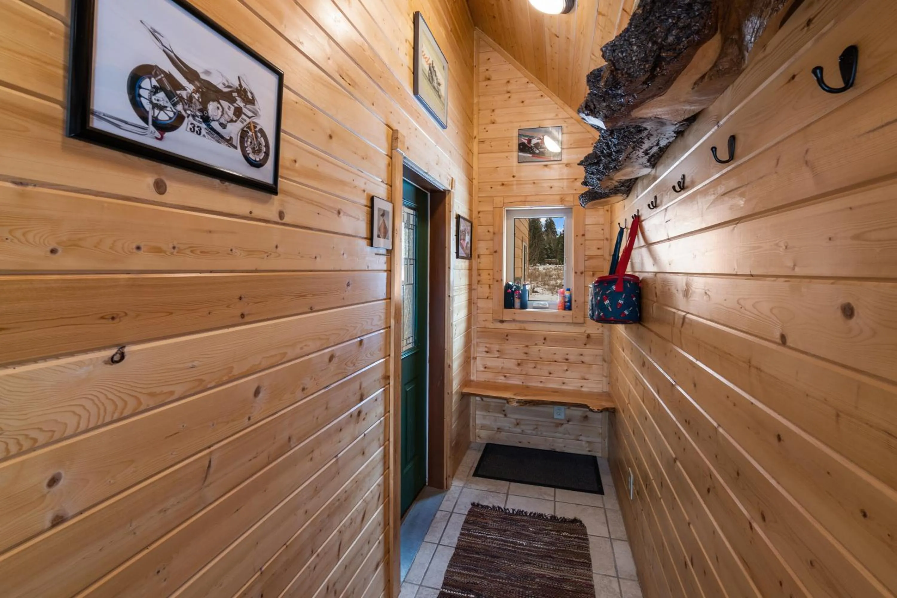 Facade/entrance in Mule Deer Cabin