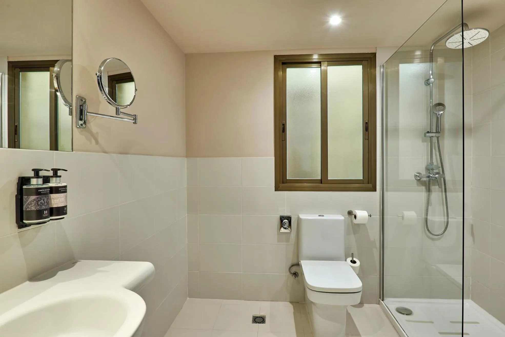 Bathroom in Hesperia Barcelona Barri Gòtic