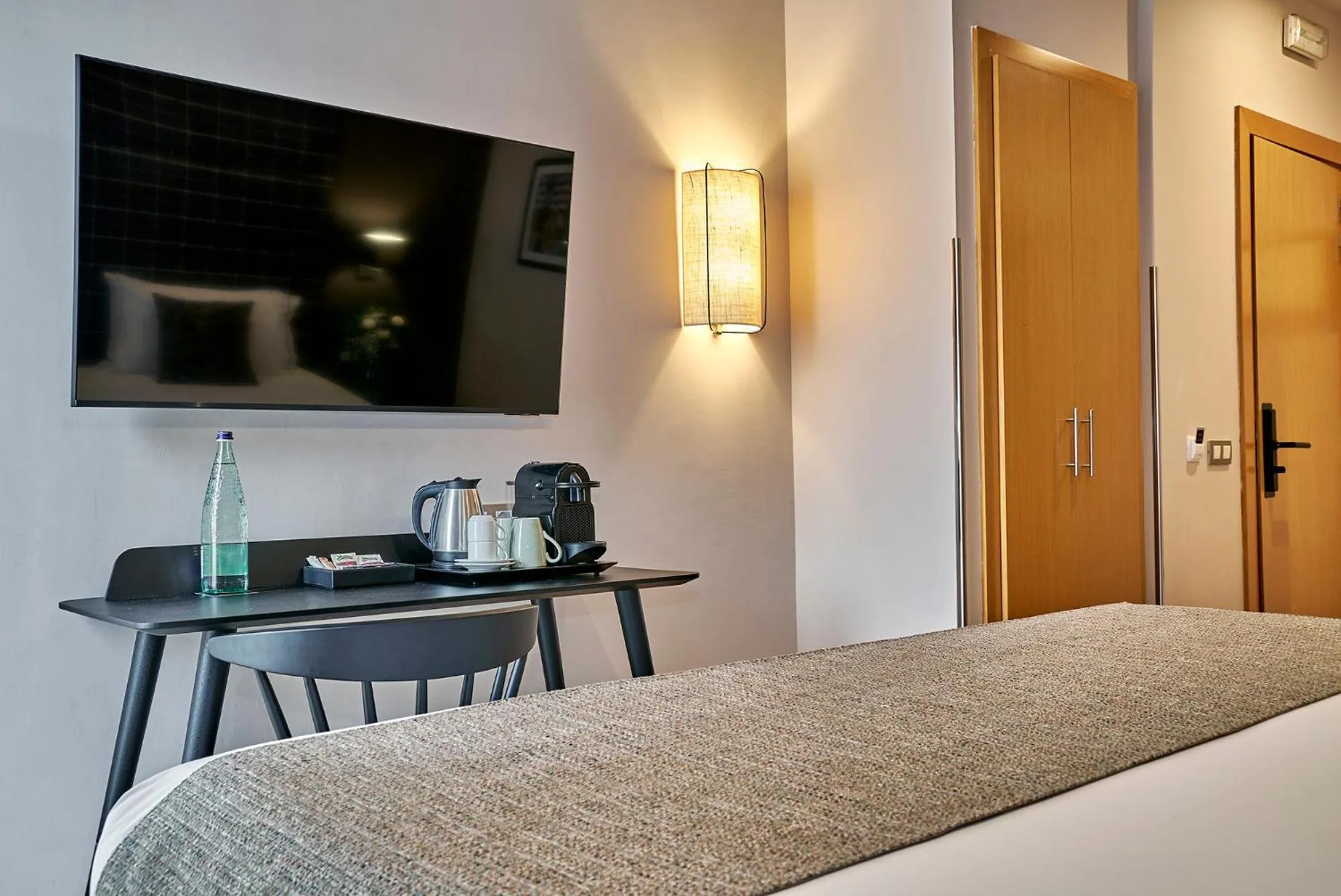 Seating area, Bed in Hesperia Barcelona Barri Gòtic