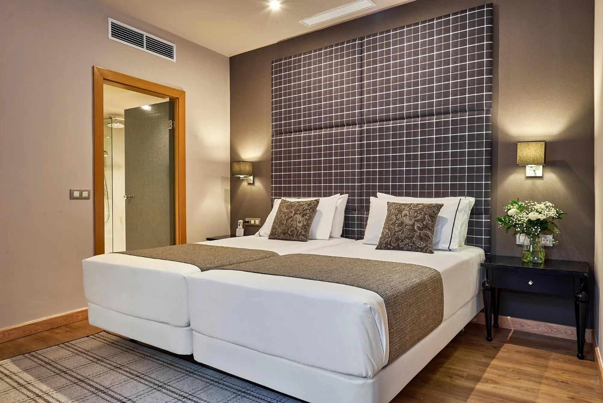 Photo of the whole room, Bed in Hesperia Barcelona Barri Gòtic