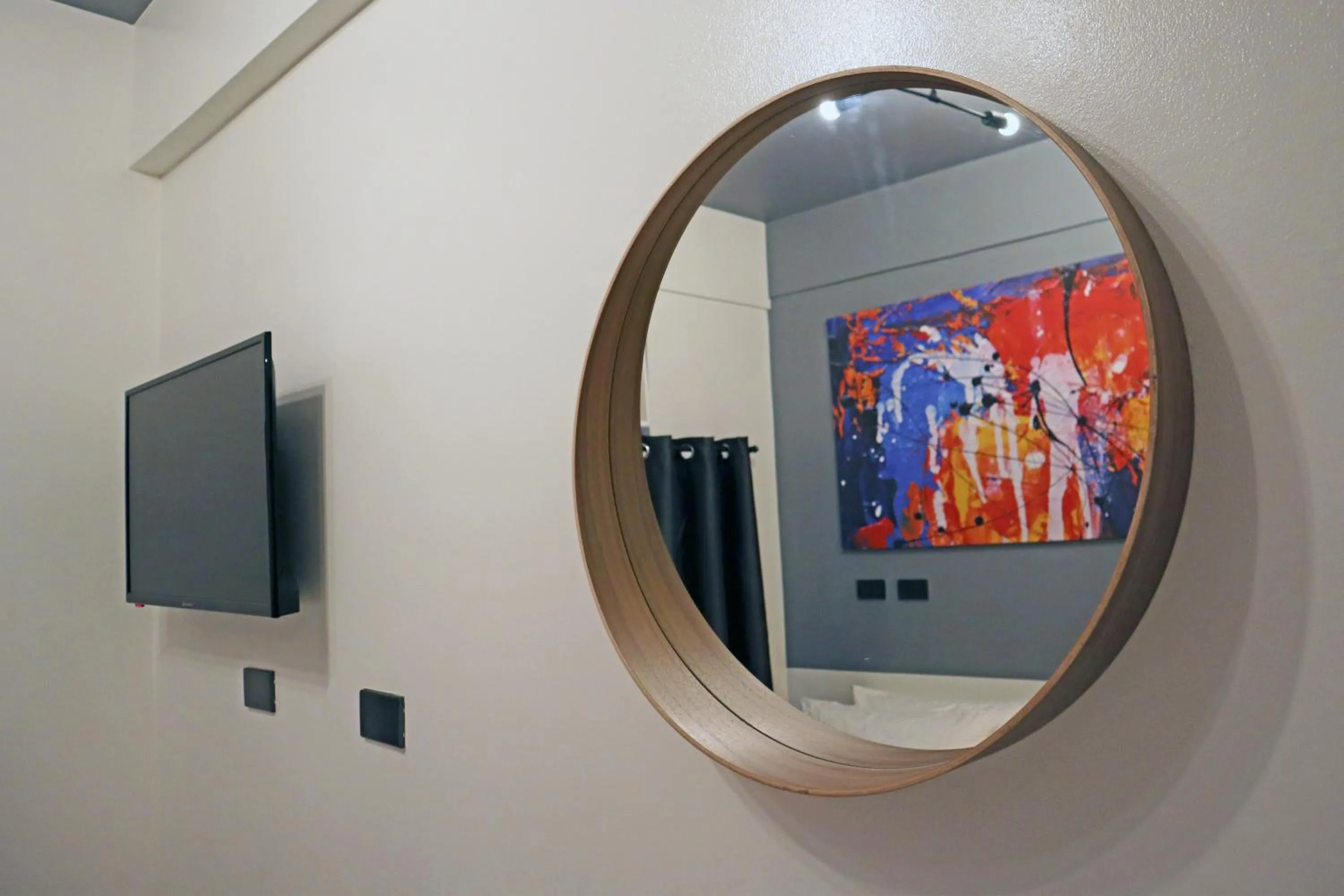 TV and multimedia in mySTAY Hotel BGC West