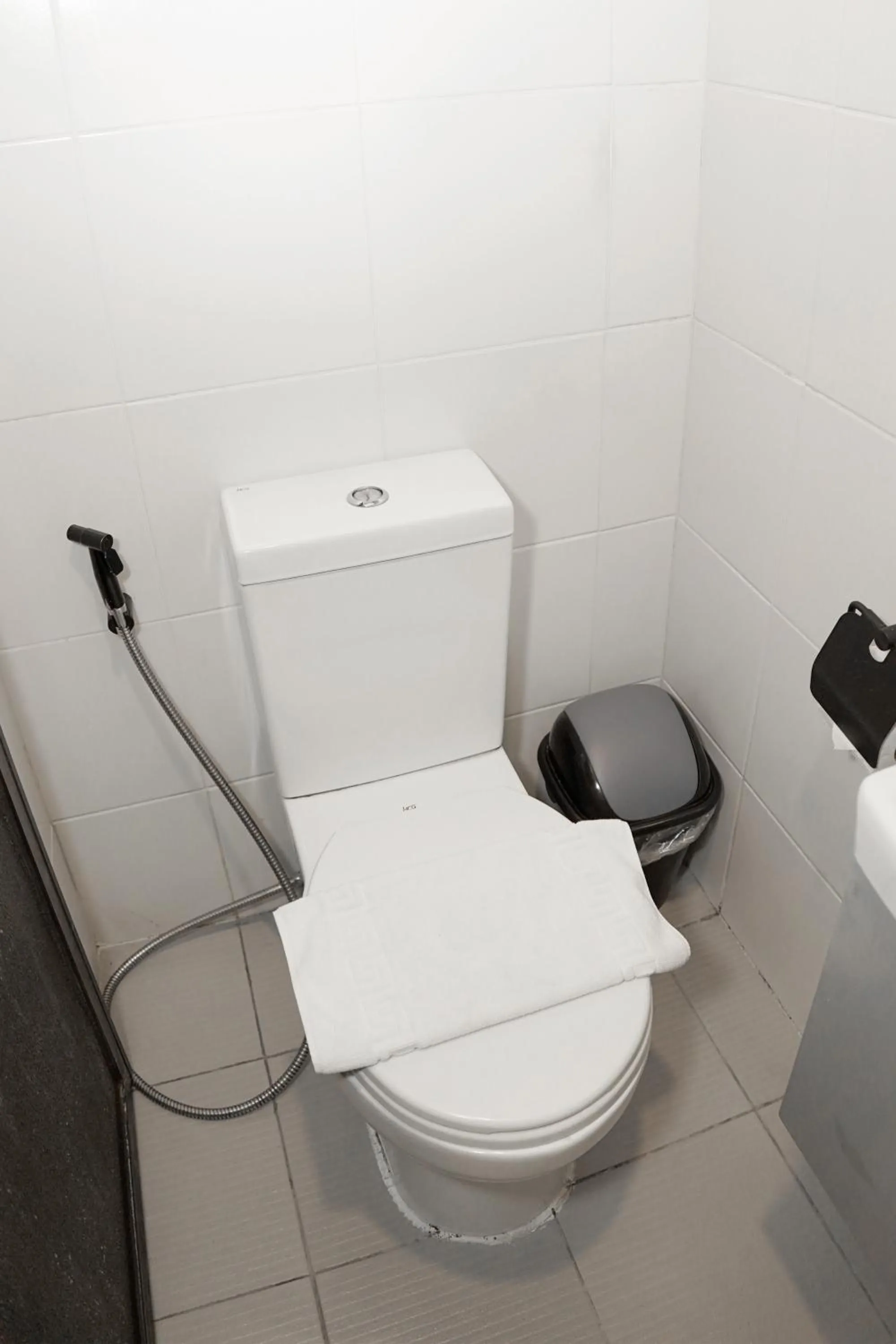 Toilet in mySTAY Hotel BGC West