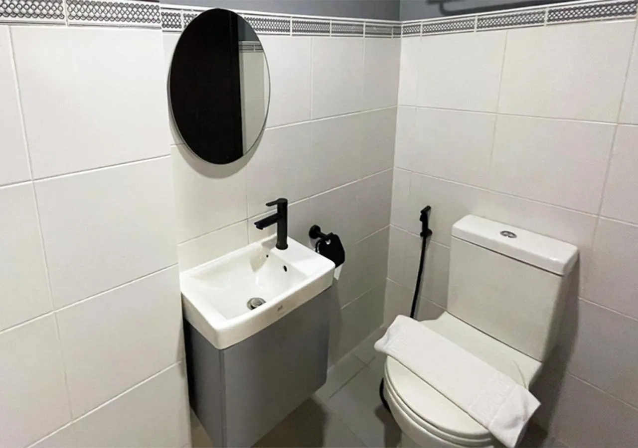Toilet in mySTAY Hotel BGC West