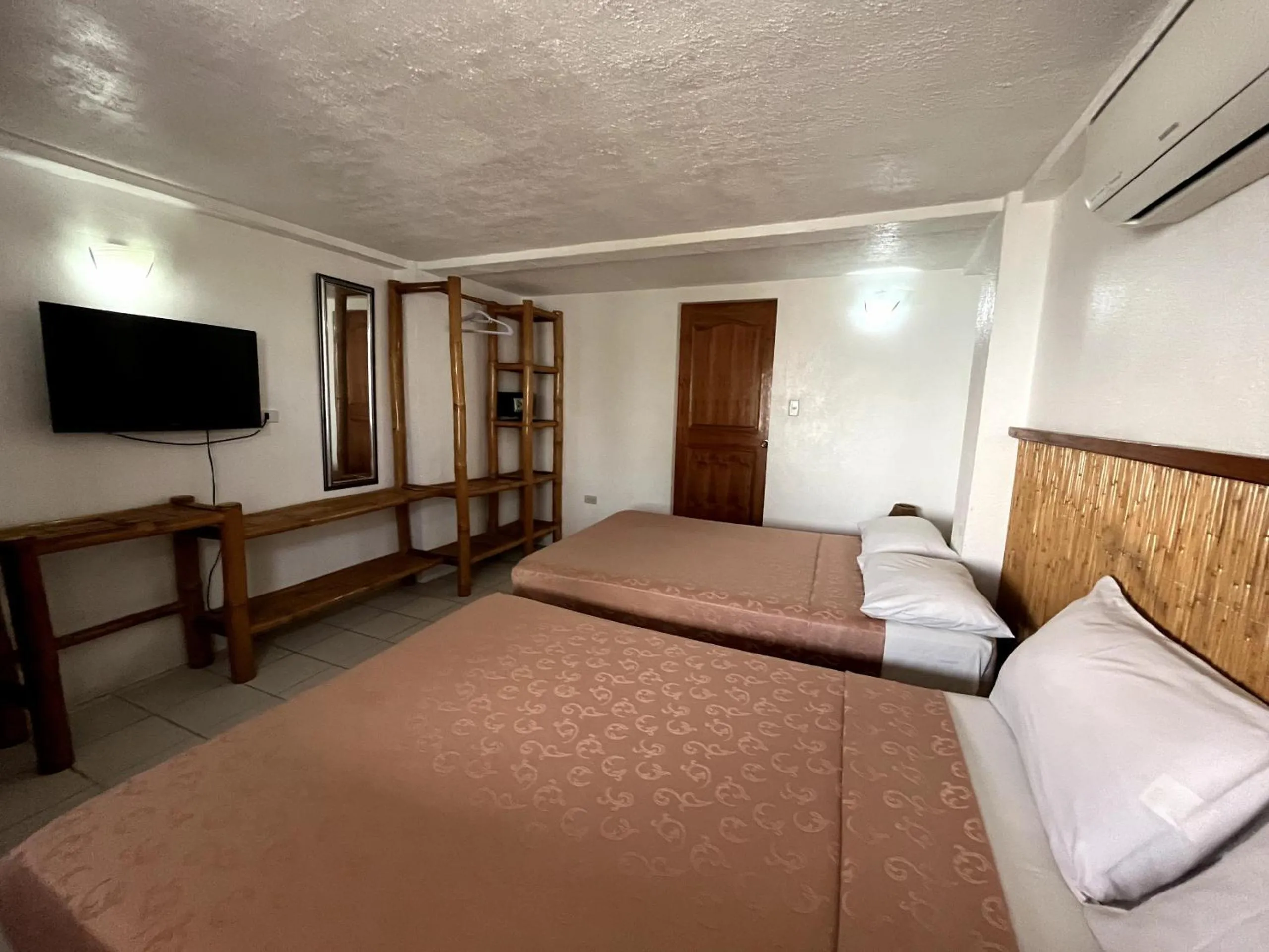 Photo of the whole room, Bed in Ocean Bay Beach Resort