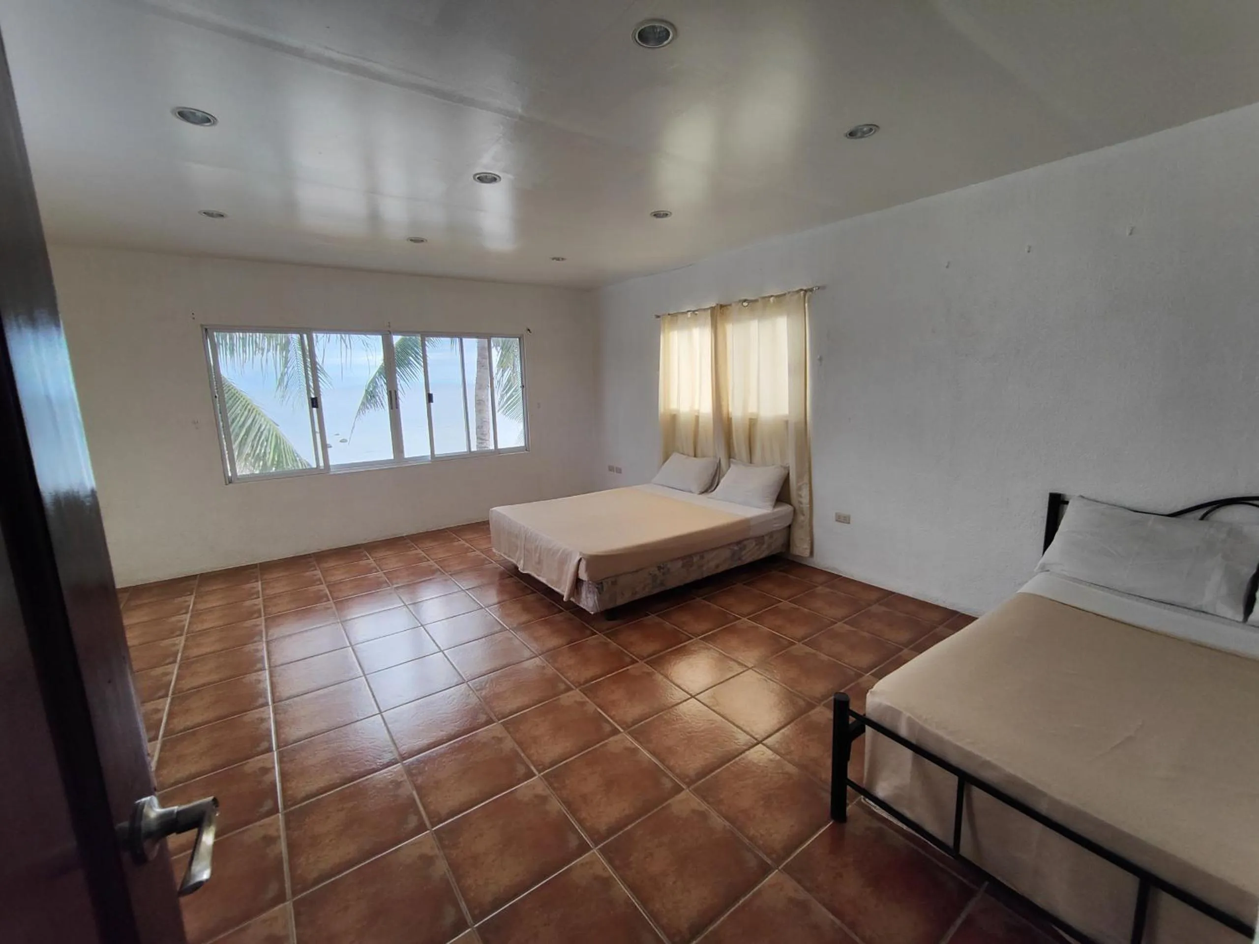 Bedroom, Bed in Ocean Bay Beach Resort
