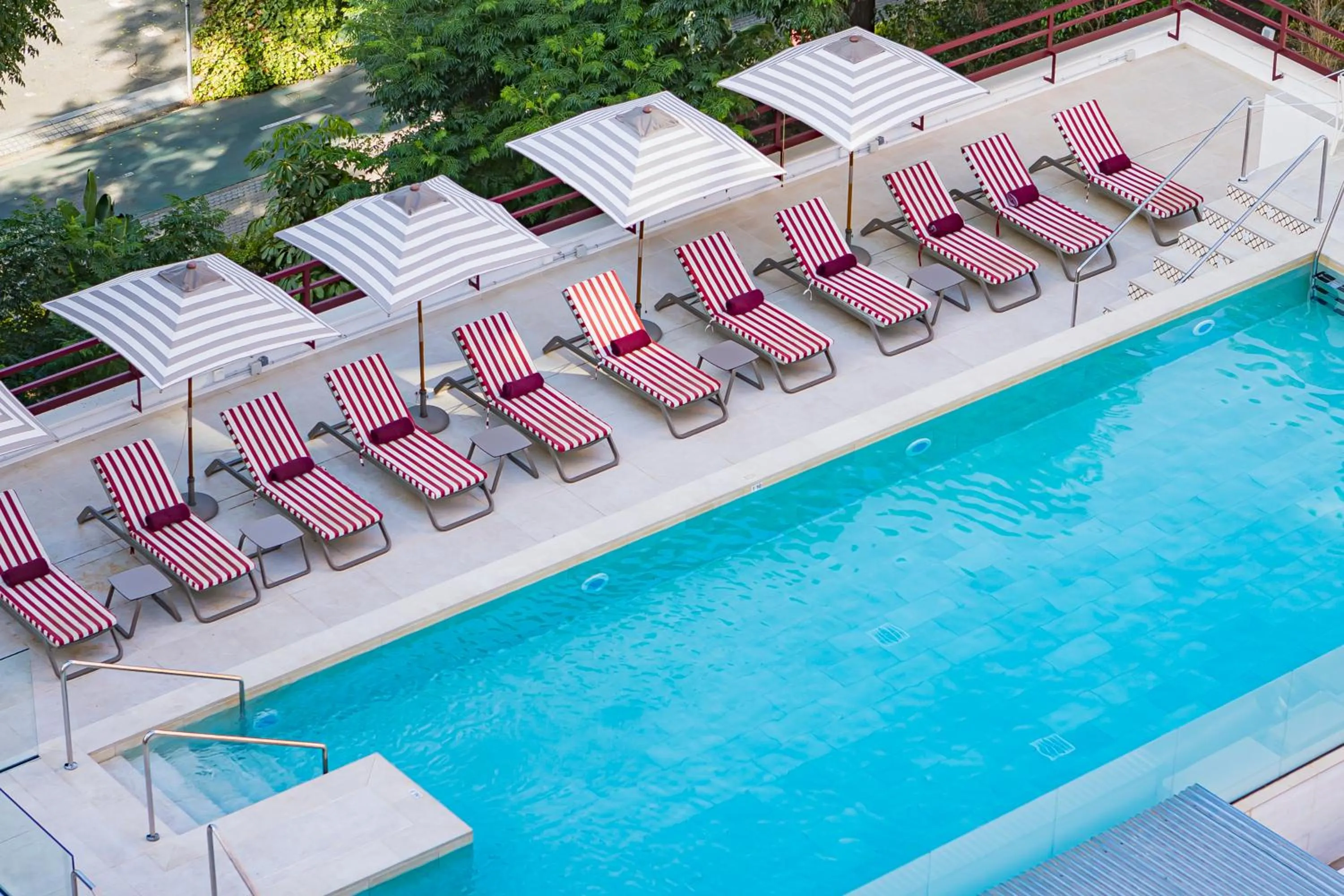 Swimming pool in Hesperia Sevilla