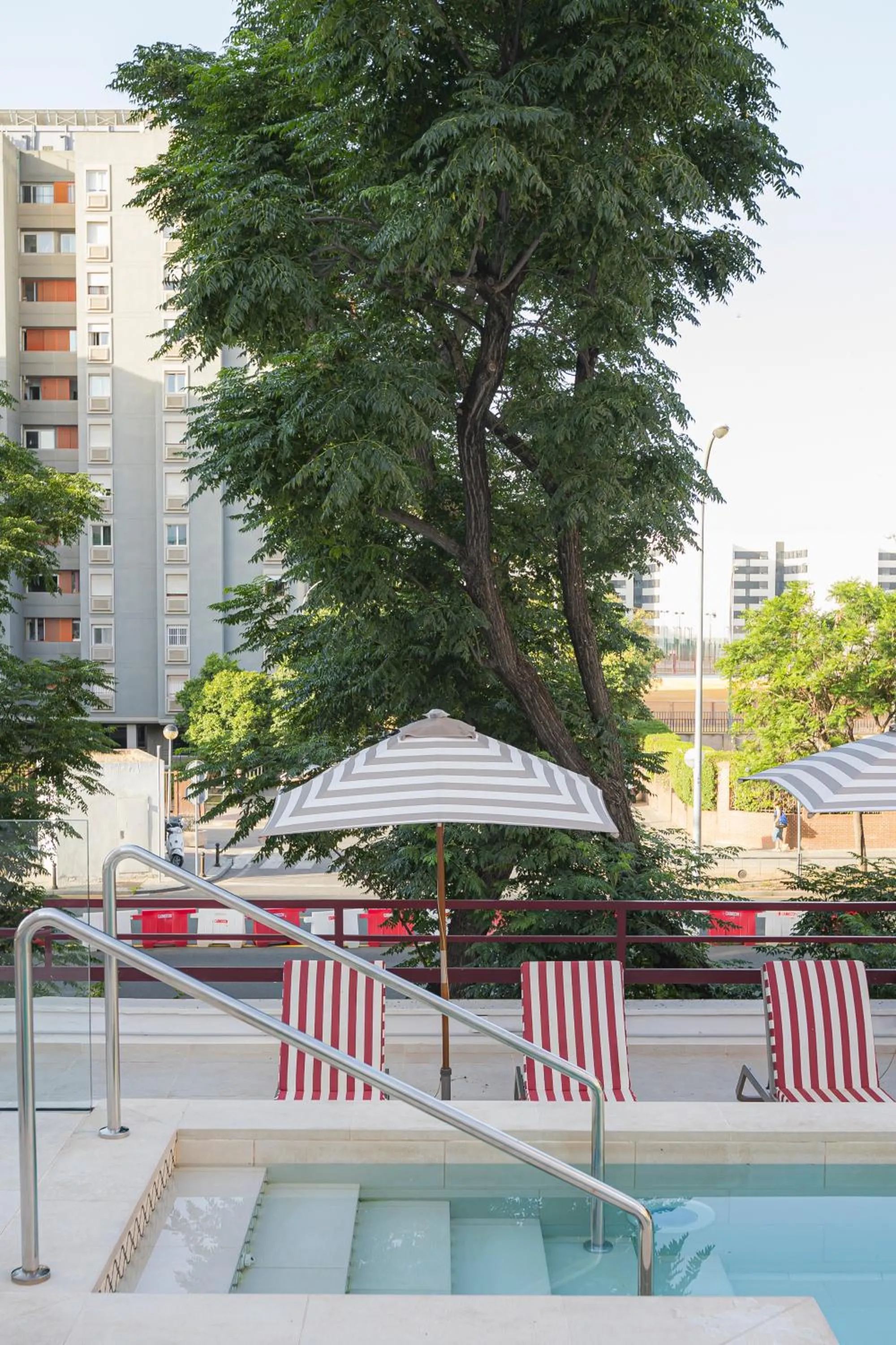 Swimming pool in Hesperia Sevilla