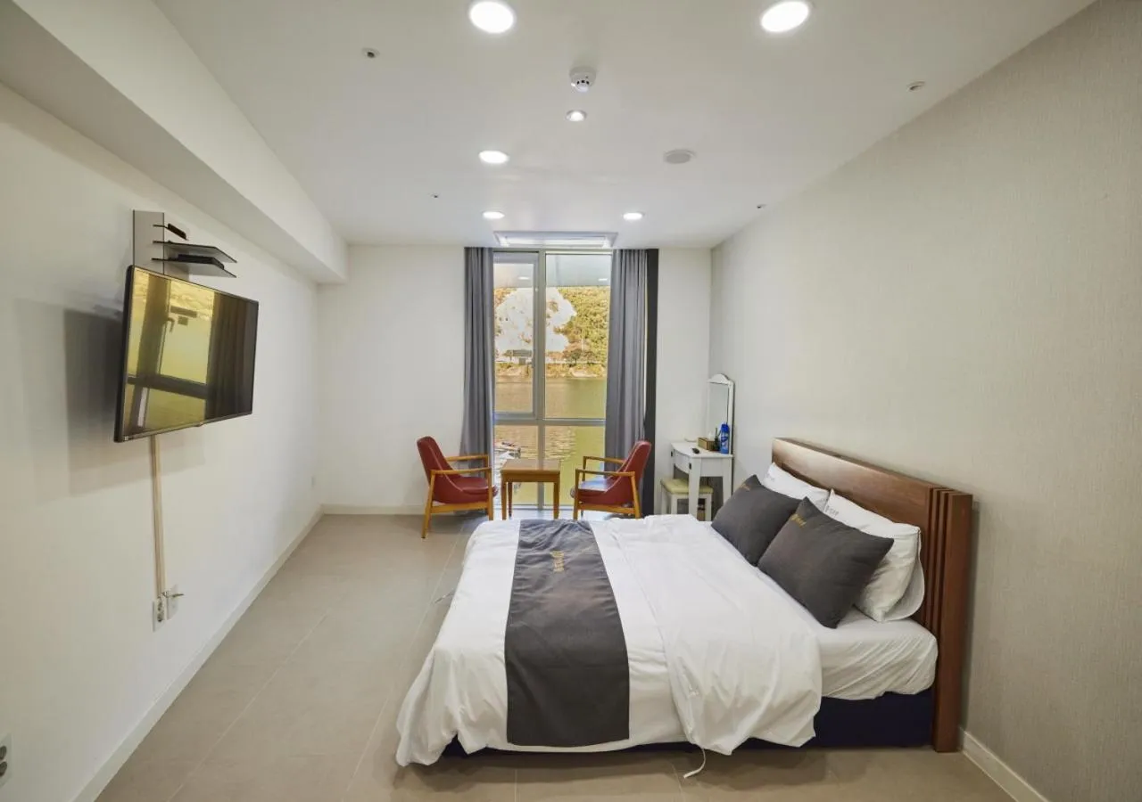 Bedroom, Bed in Crest72 Hotel