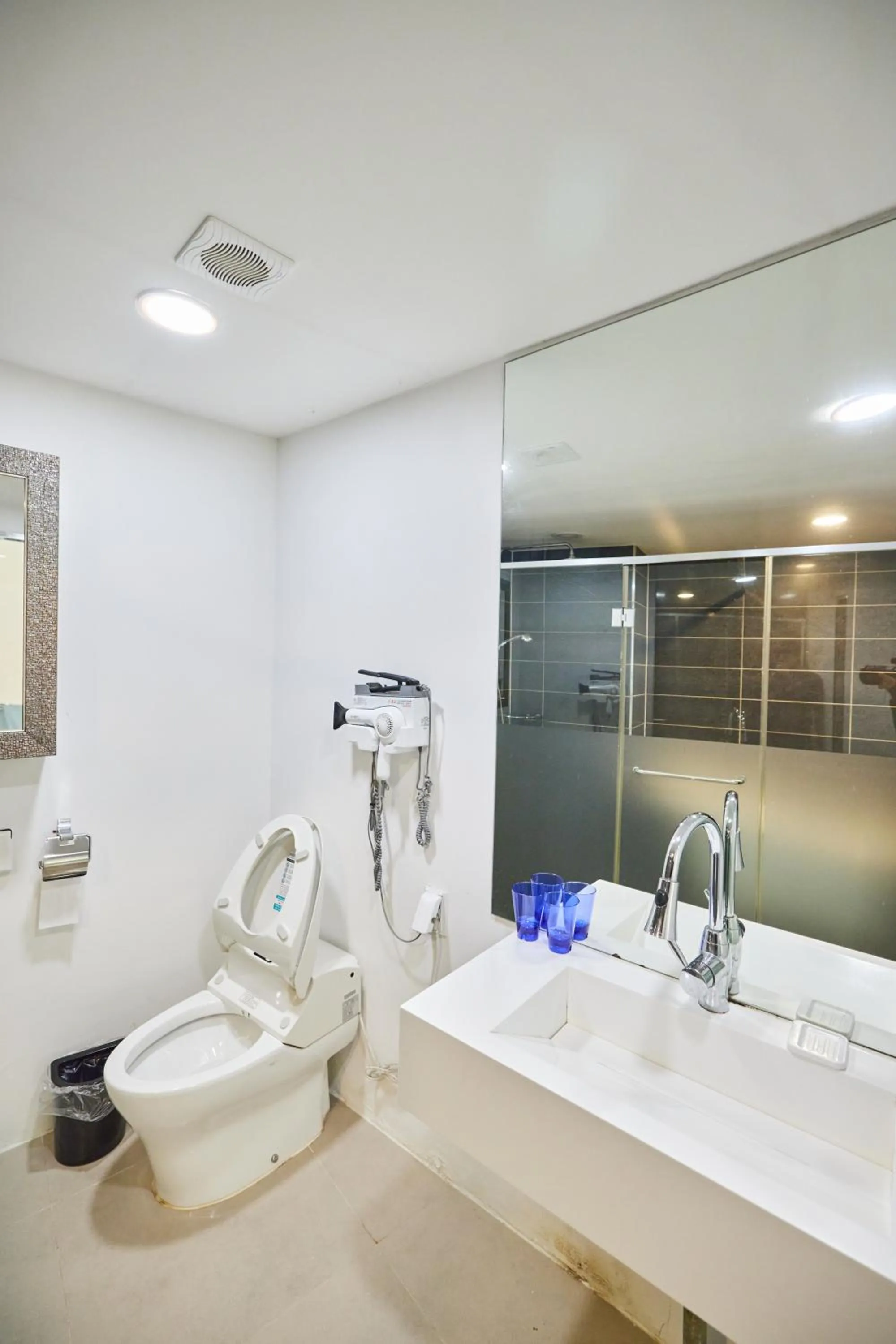 Bathroom in Crest72 Hotel