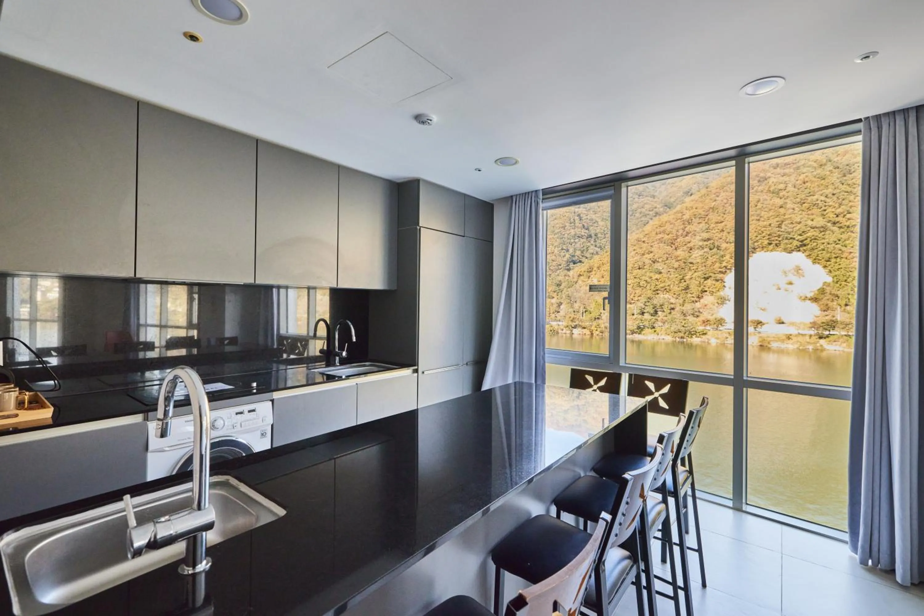 Living room in Crest72 Hotel