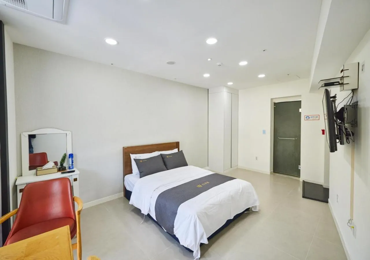 Bedroom, Bed in Crest72 Hotel