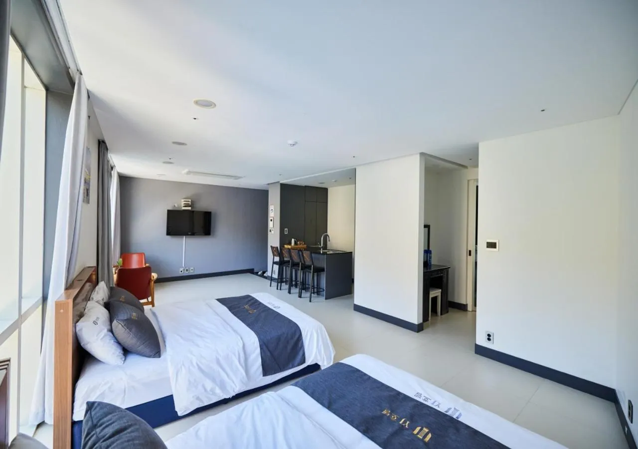 Bedroom, Bed in Crest72 Hotel