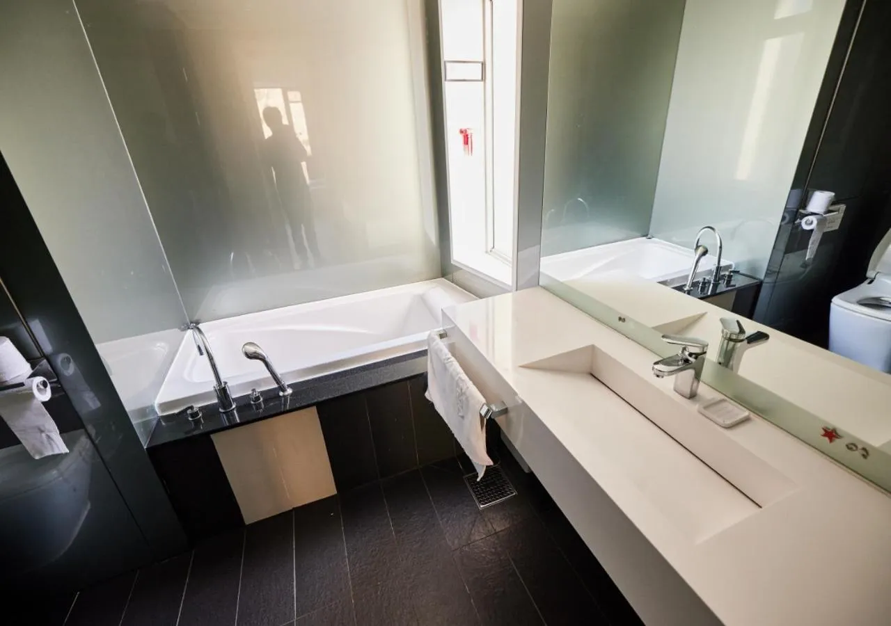 Bathroom, Bed in Crest72 Hotel